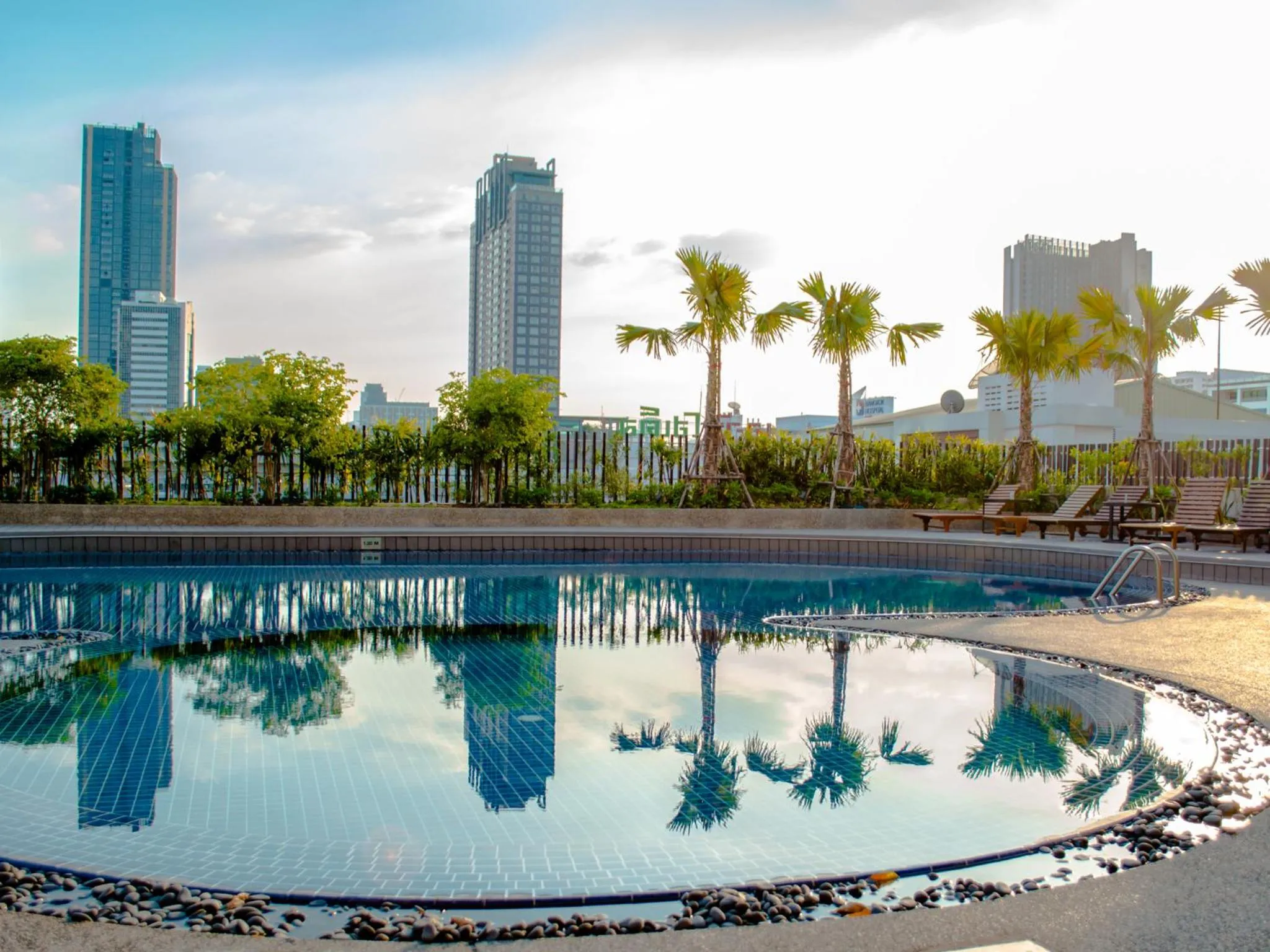 Swimming pool in Happihaus Hotel Bangkok