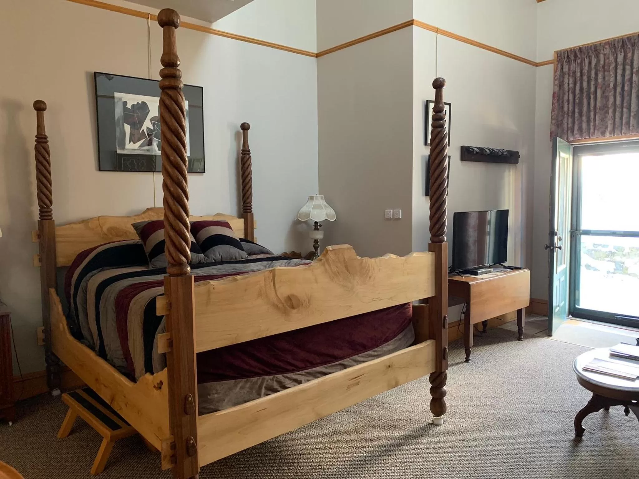 Bed in Abe's Spring Street Guest House