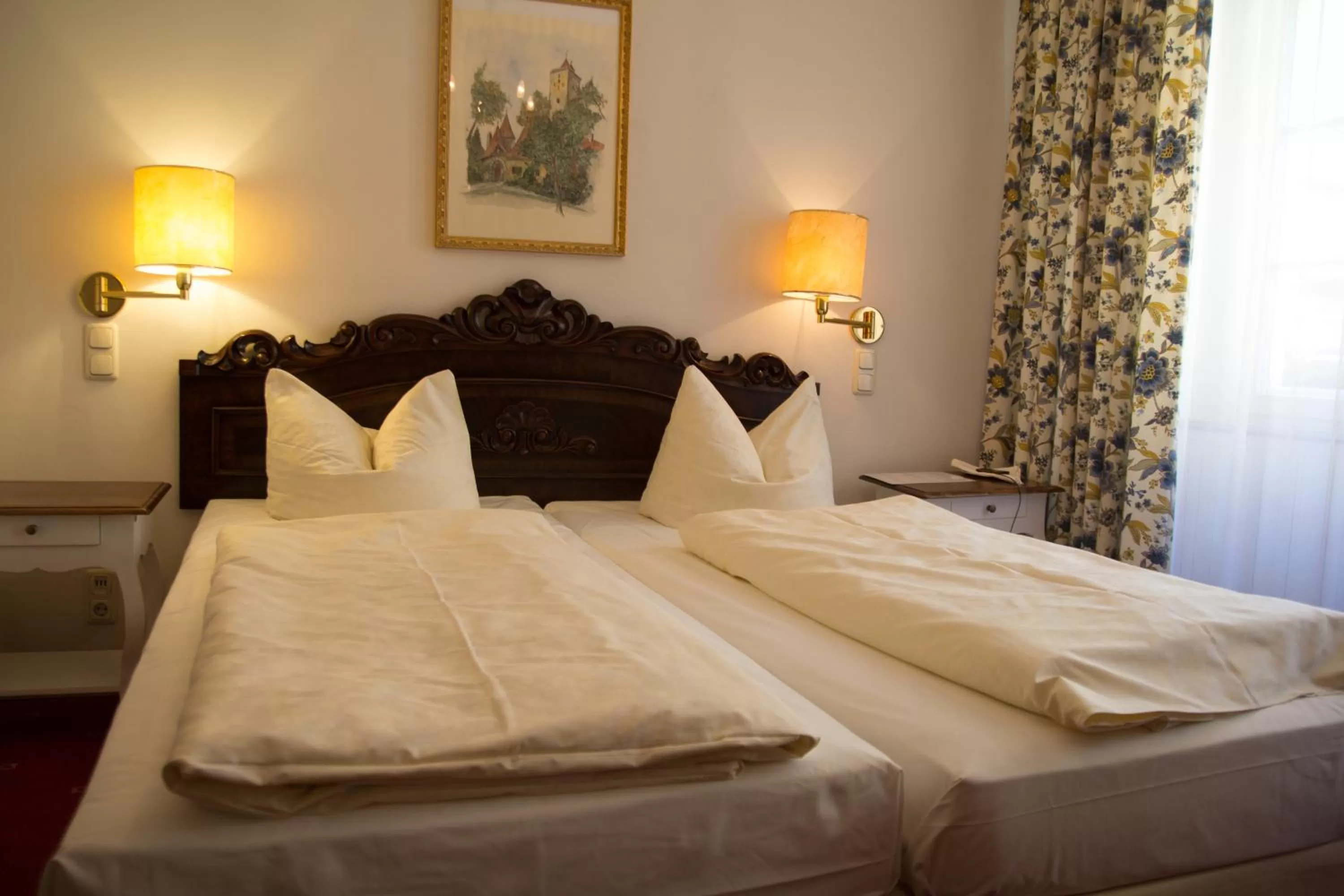 Bed in Historik Hotel Goldener Hirsch Rothenburg