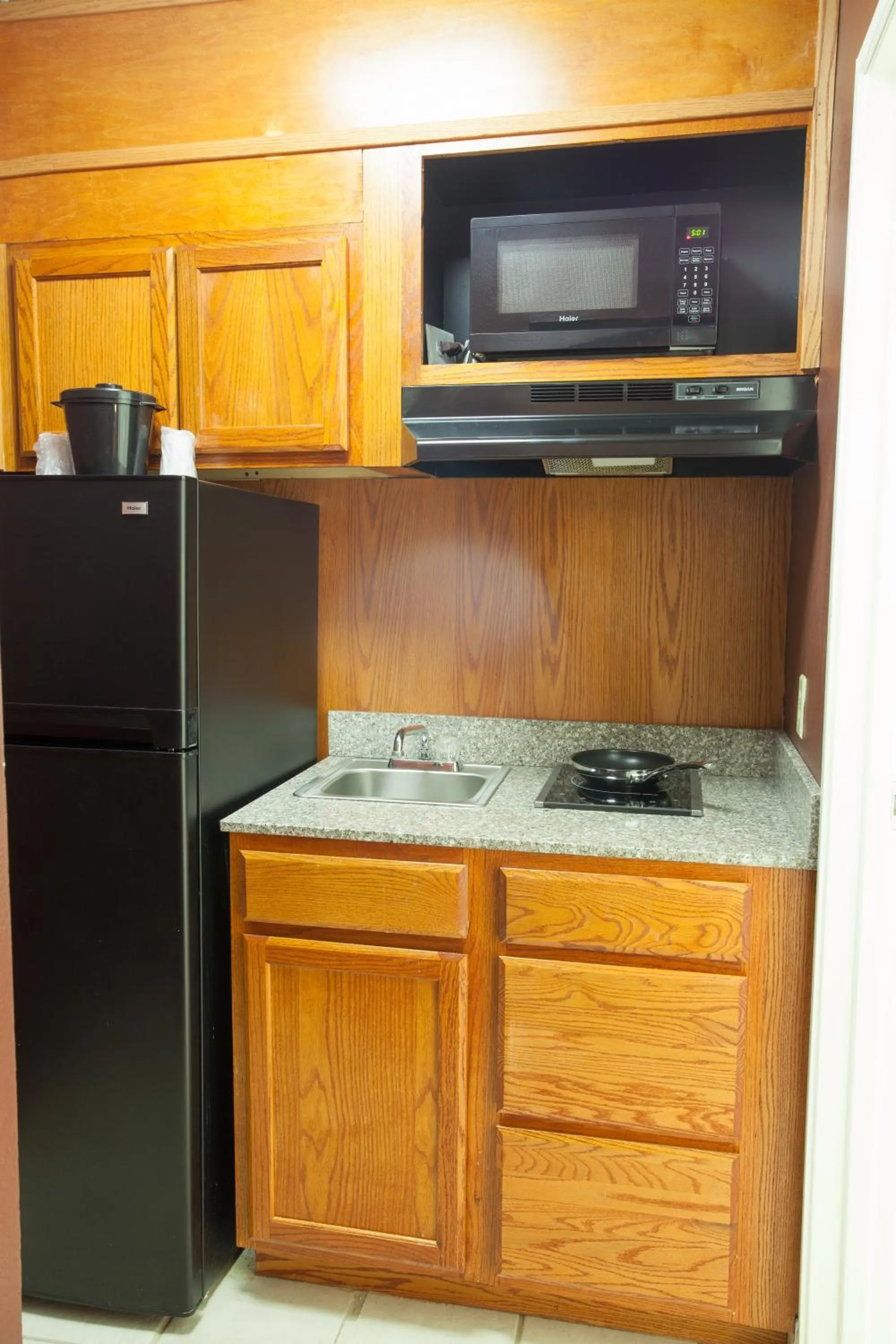 Kitchen or kitchenette, Kitchen/Kitchenette in Aviation Inn