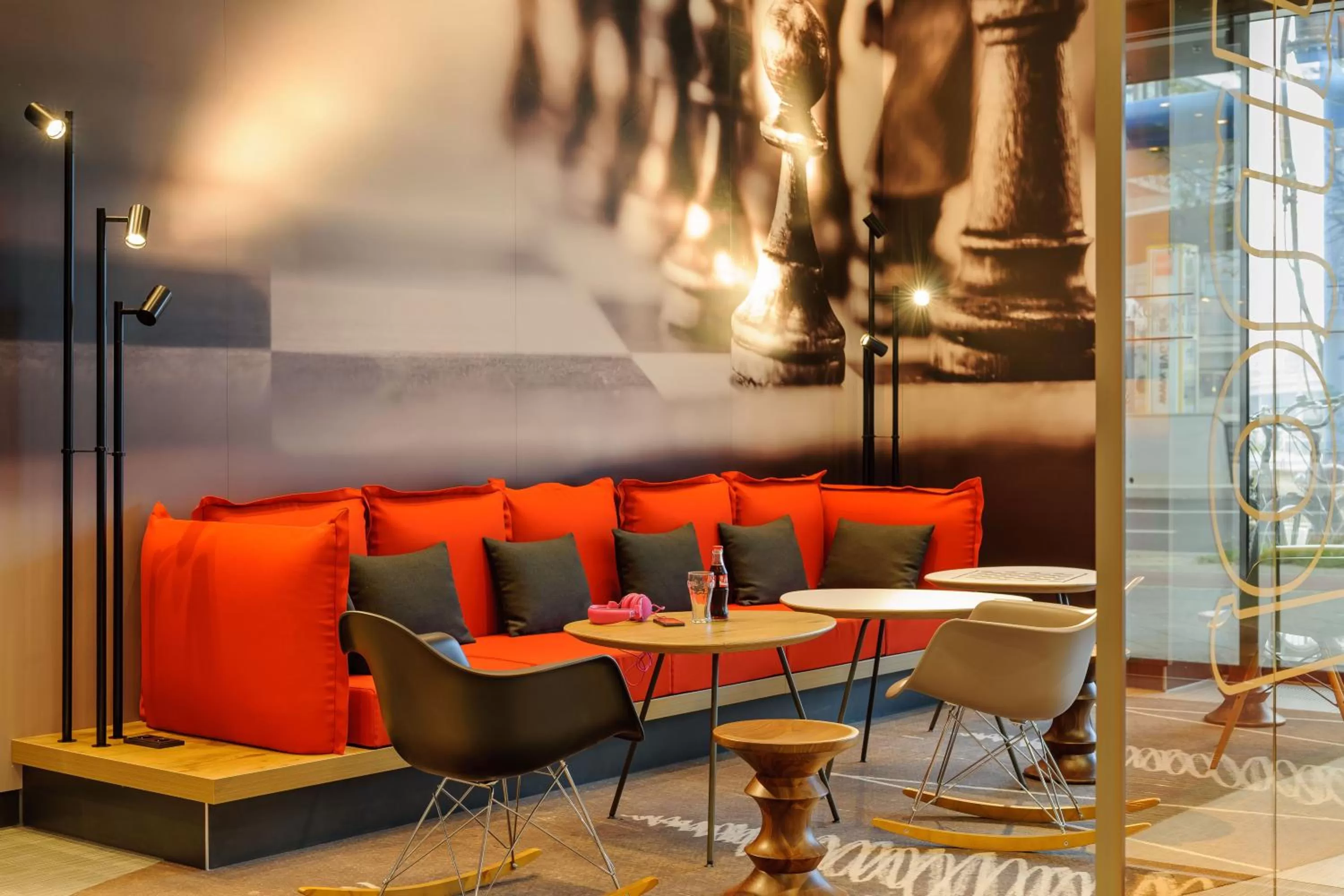 Communal lounge/ TV room in Ibis Berlin Hauptbahnhof