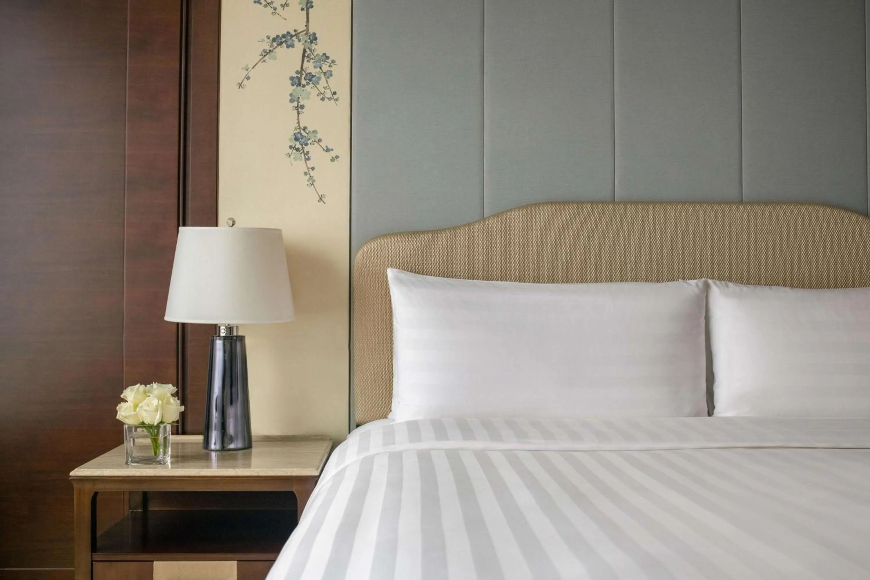 Photo of the whole room, Bed in Shangri-La Hefei