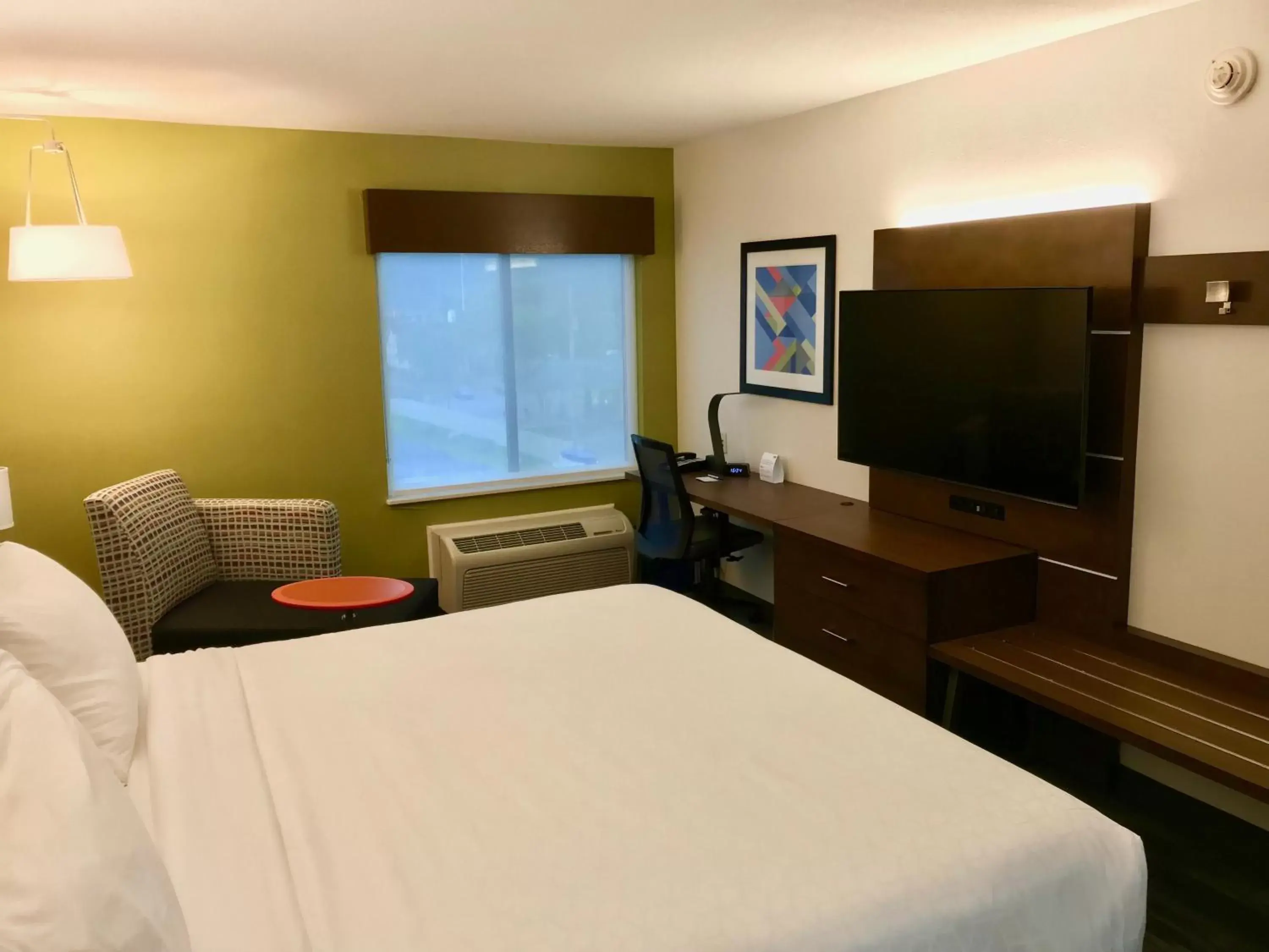 Standard King Room with Mobility Accessible Tub in Holiday Inn Express Fishkill-Mid Hudson Valley by IHG Standard King Room with Mobility Accessible Tub in Holiday Inn Express Fishkill-Mid Hudson Valley by IHG