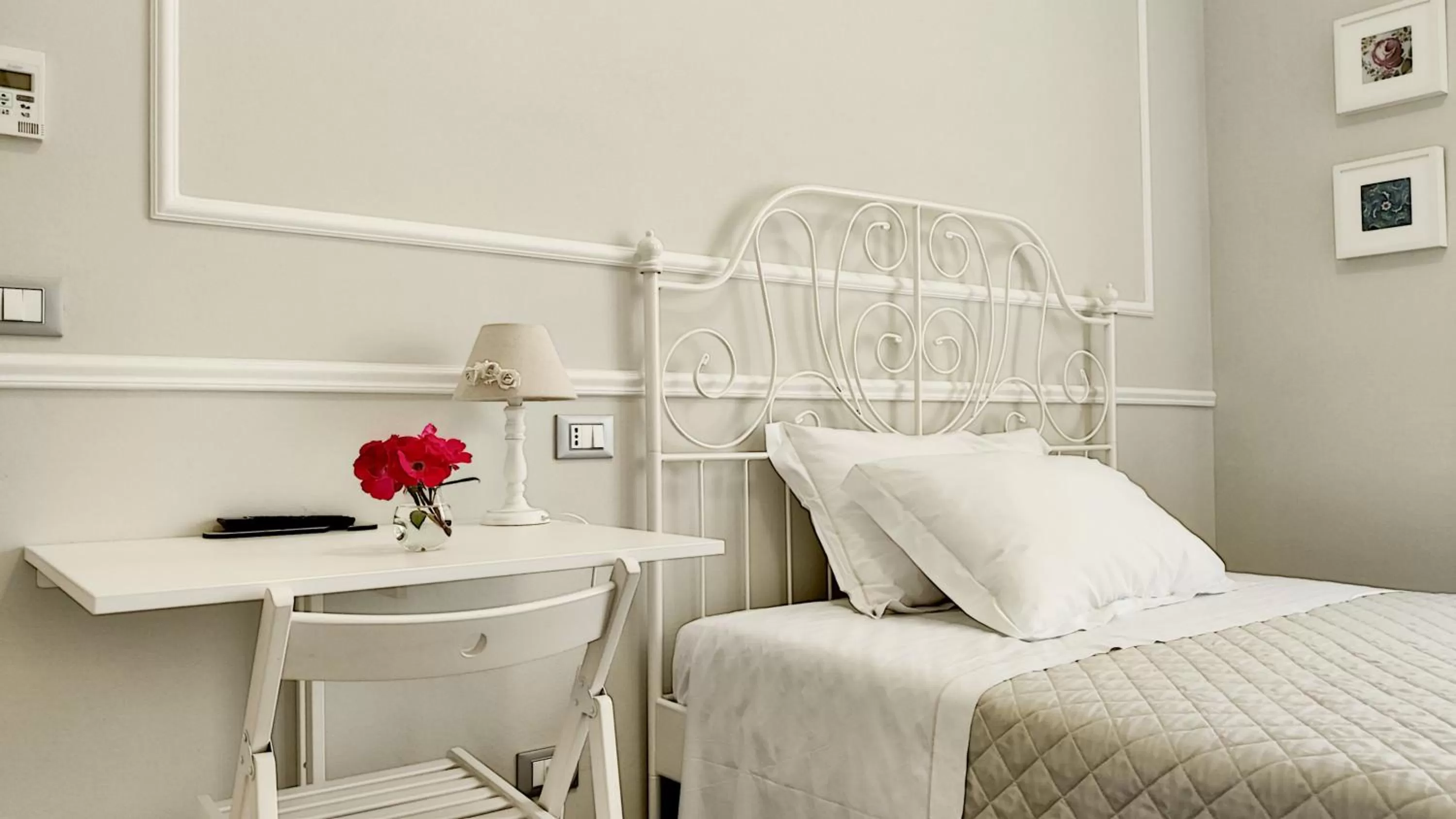 Bedroom, Bed in LA DAMA ROOM&BREAKFAST