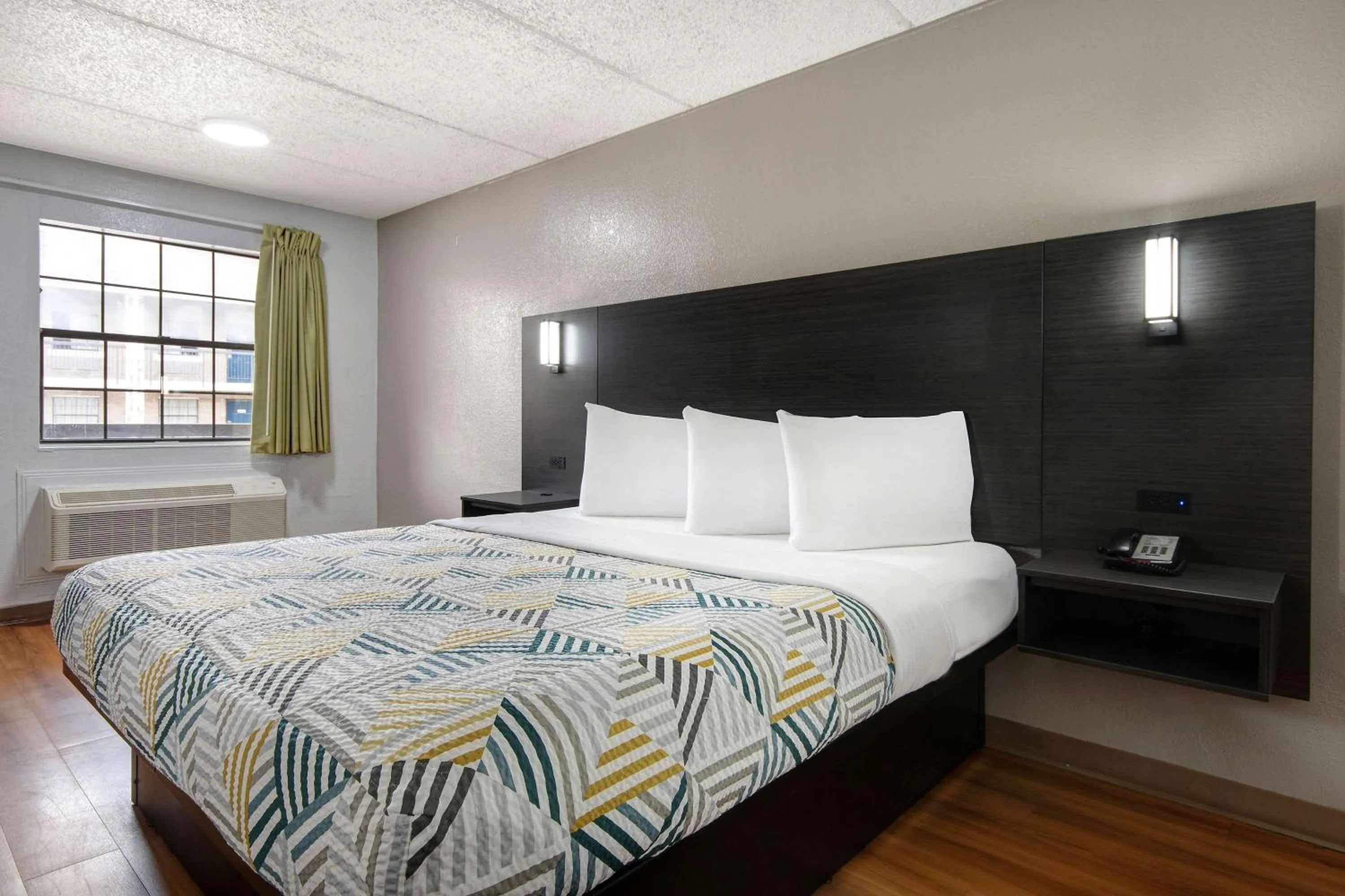 Bedroom, Bed in Motel 6-San Antonio, TX - Northwest Medical Center