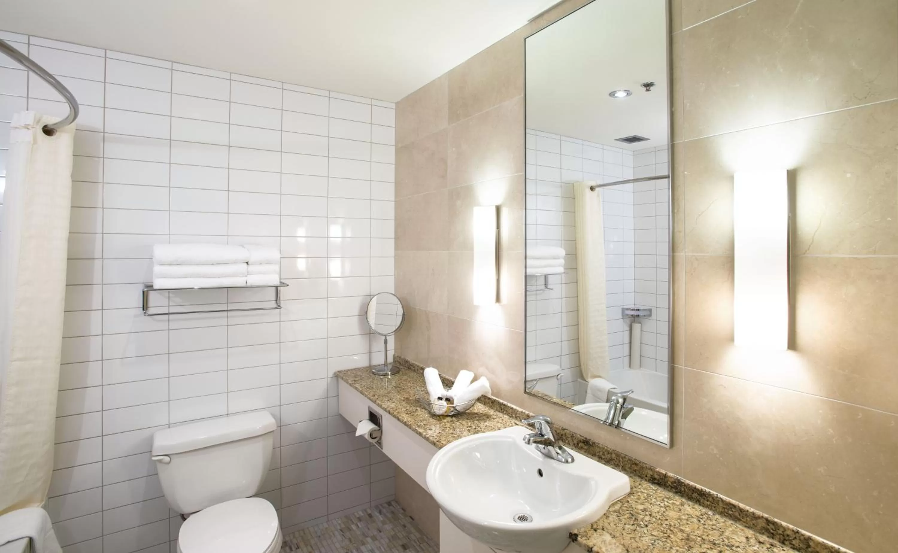 Bathroom in Le Square Phillips Hôtel & Suites