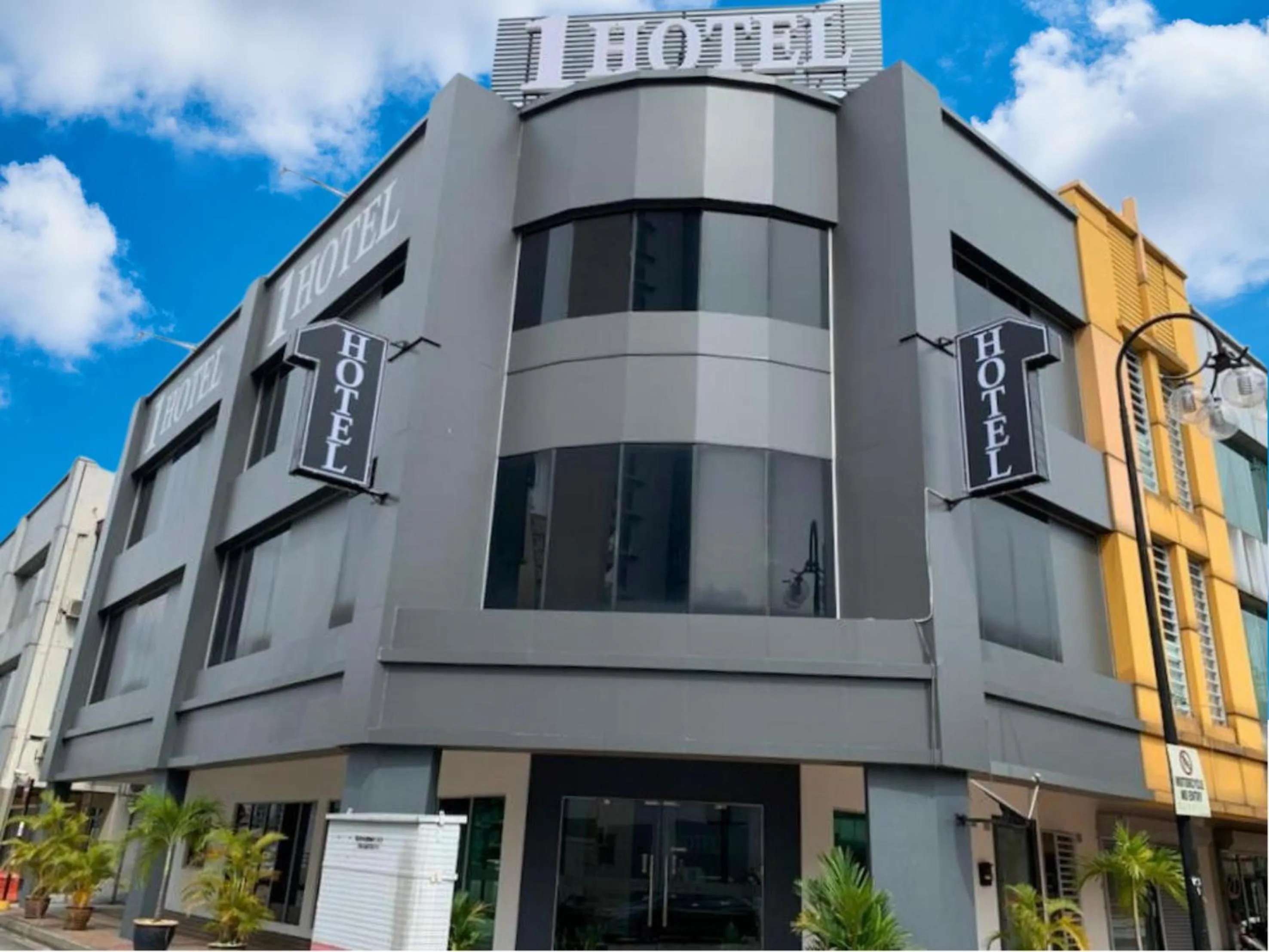 Property building in 1 Hotel Kuchai Lama