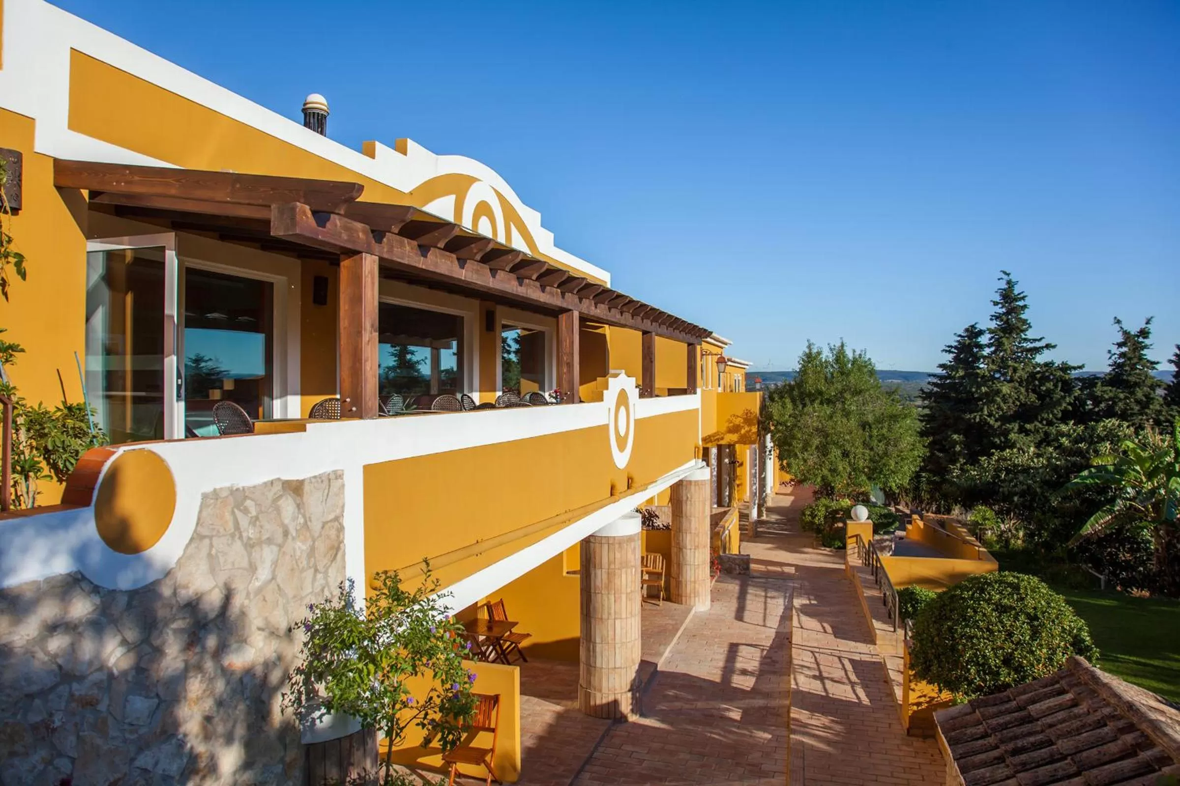 Facade/entrance in Montinho De Ouro