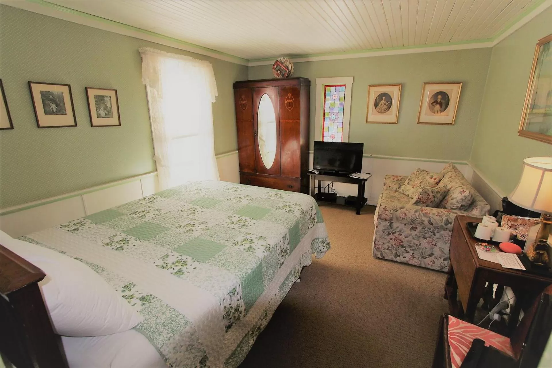 1 Queen Bed and 1 Single Sofa Bed, Room #8 (NO Pets) in Alexander's Lodge