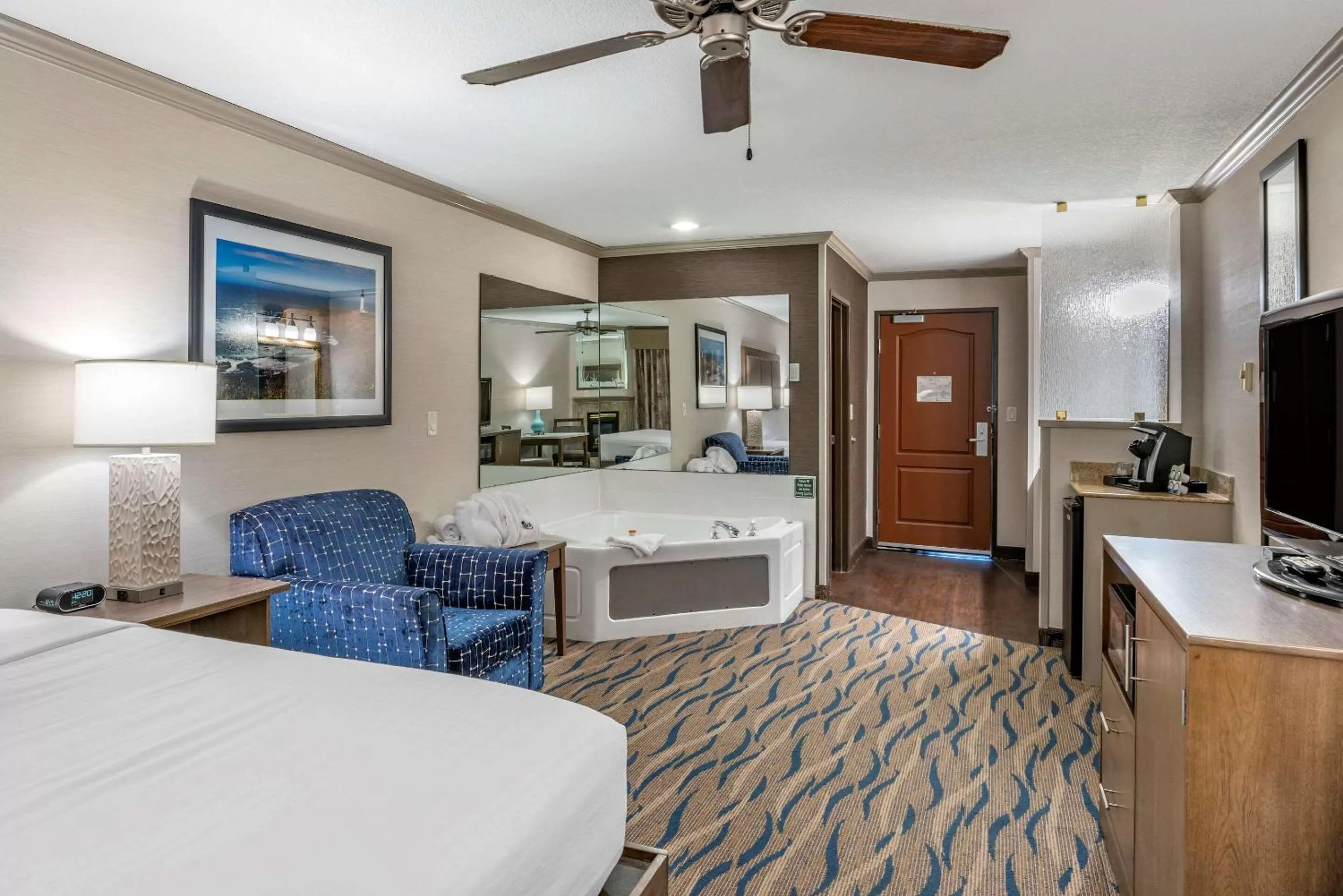 King Suite with Sofa Bed and Hot Tub in Elizabeth Oceanfront Suites, an Ascend Collection Hotel