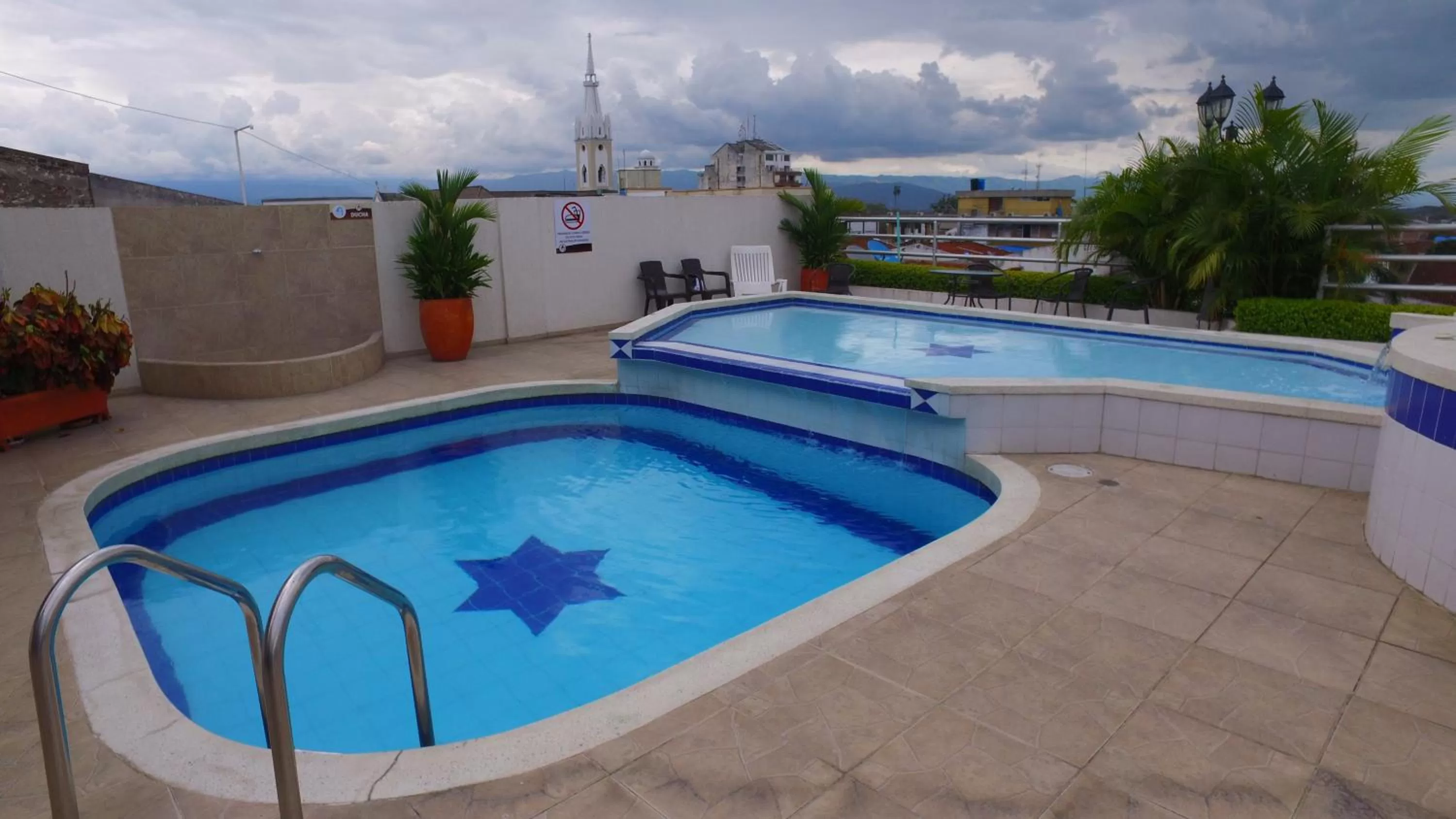 Swimming Pool in Hotel Cafe Plaza