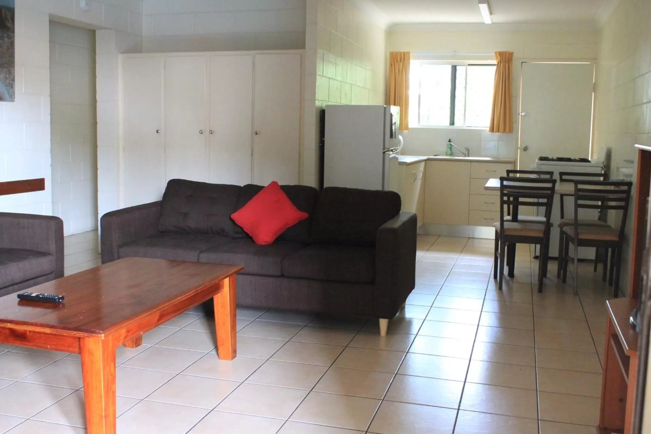 Living room in Oasis Inn Apartments