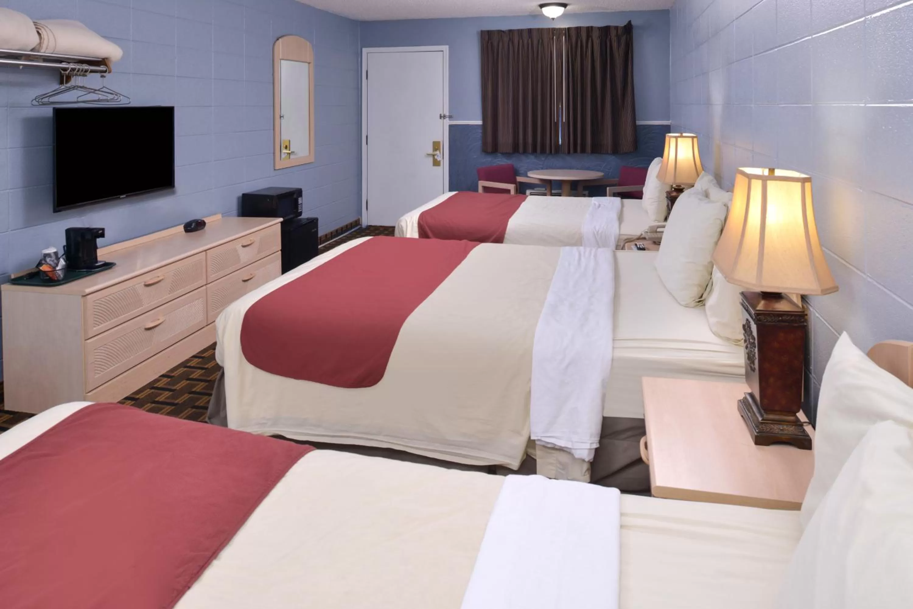 Bedroom, Bed in Americas Best Value Inn & Suites Branson - Near the Strip