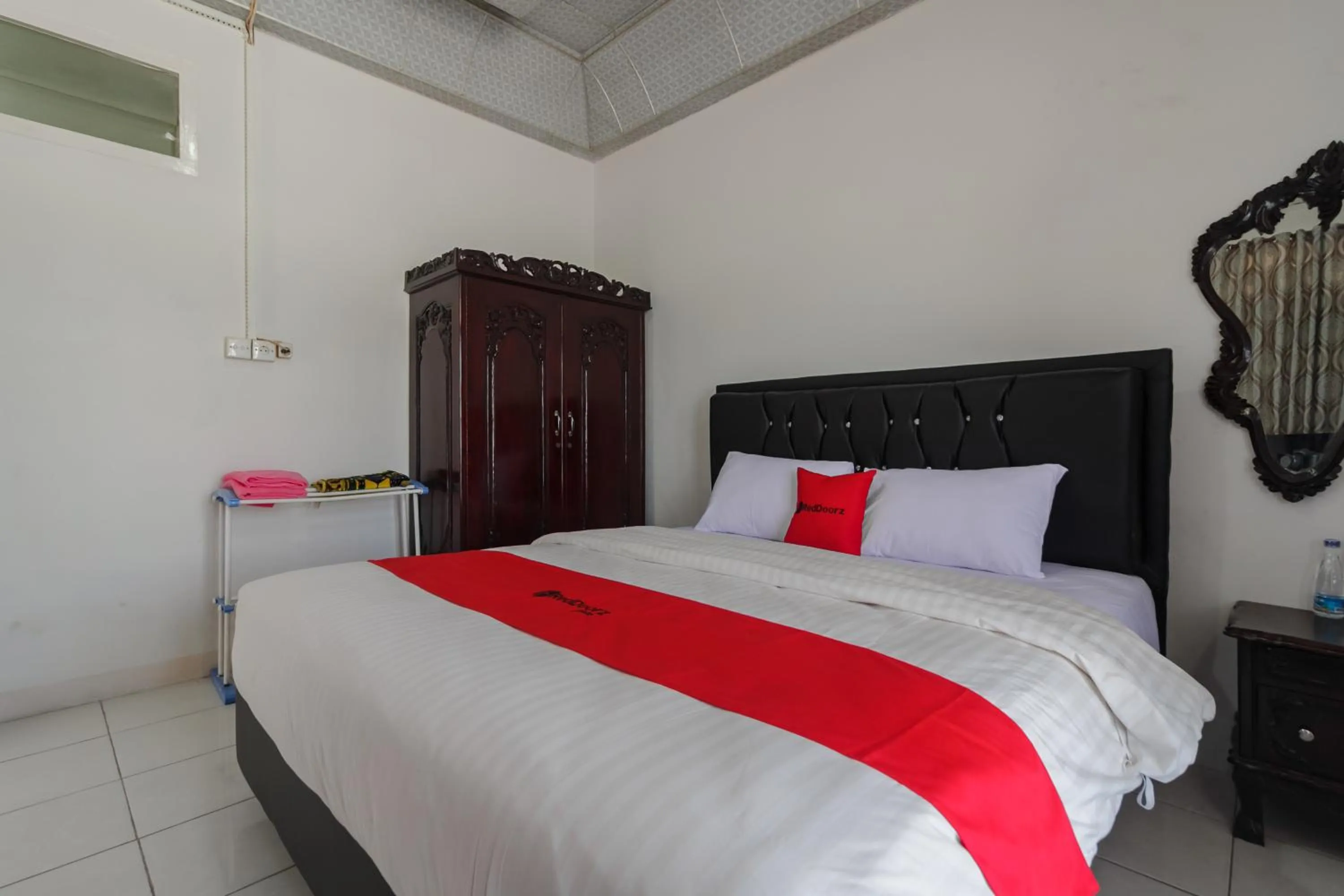 RedDoorz Syariah near Universitas Negeri Padang