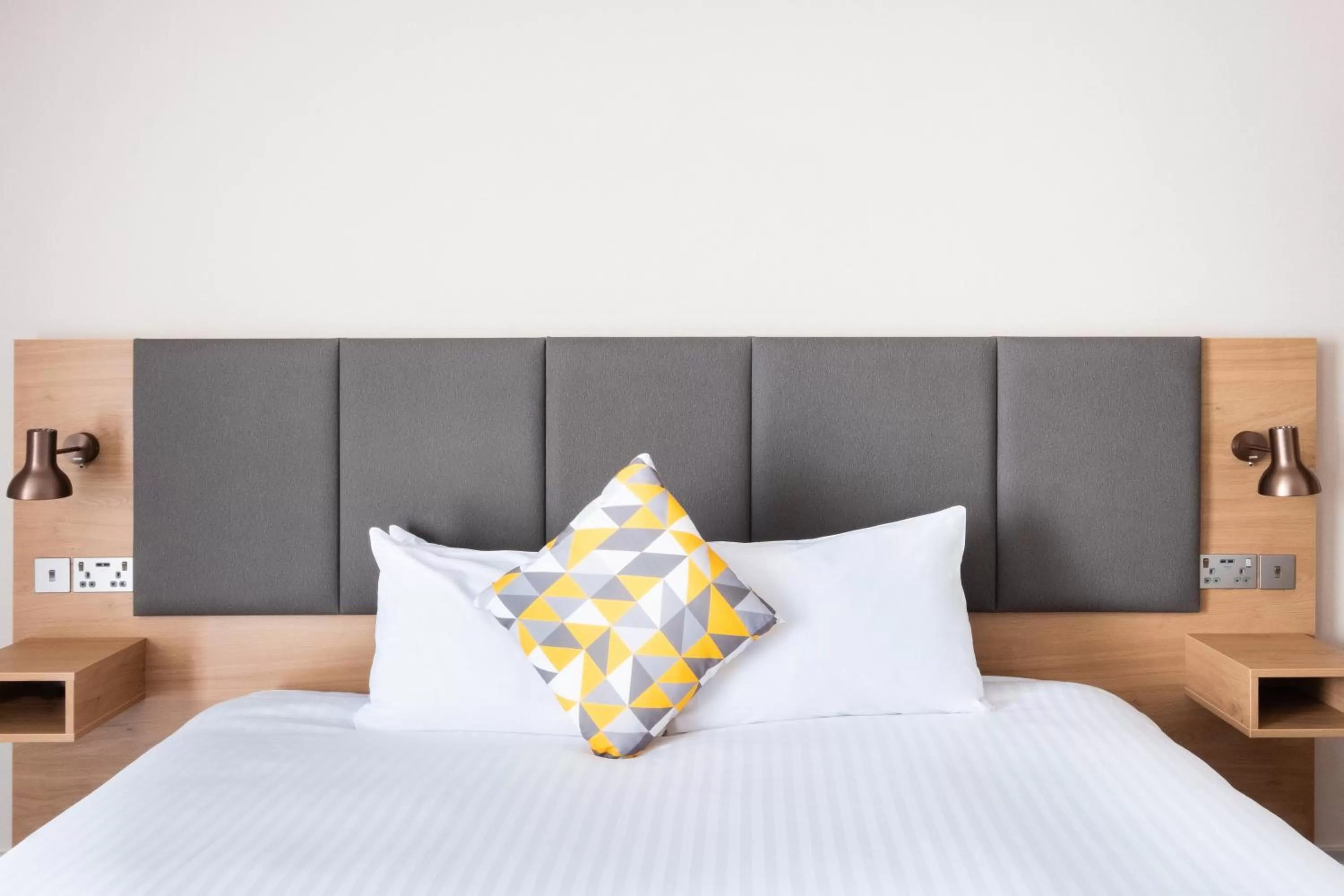 Bed in Holiday Inn Leicester City by IHG