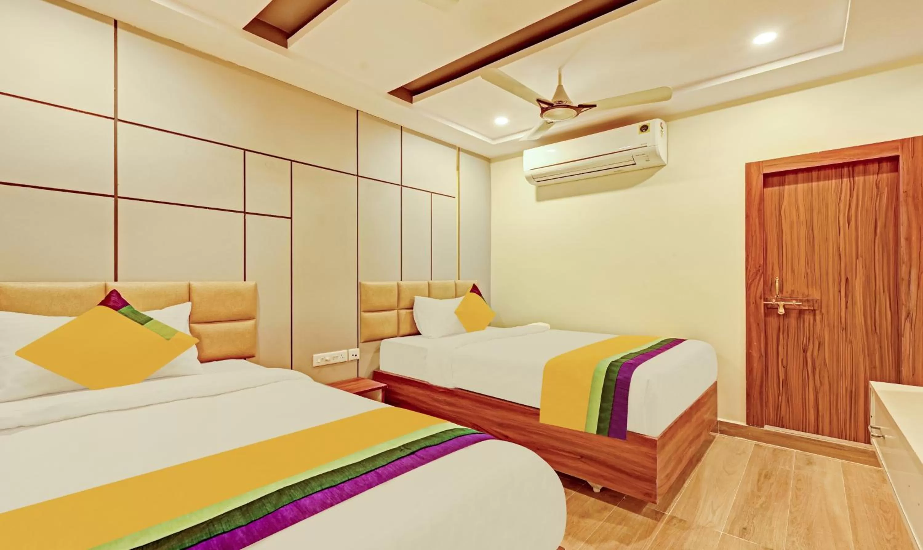 Bedroom, Bed in Itsy Hotels Sri Sai Grand Inn