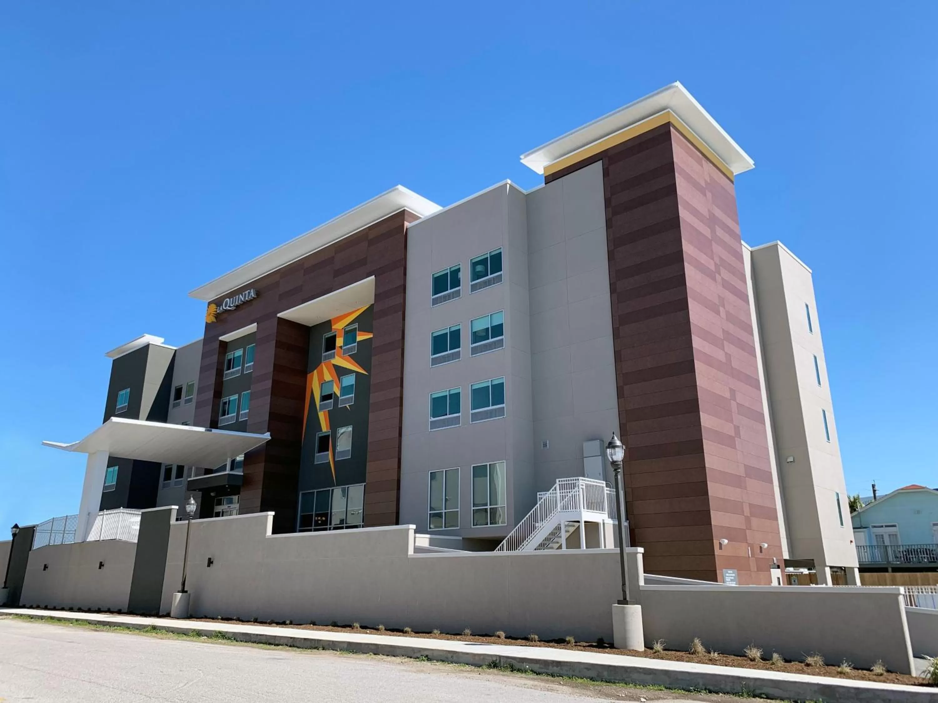 Property building in La Quinta Inn & Suites by Wyndham Galveston North at I-45