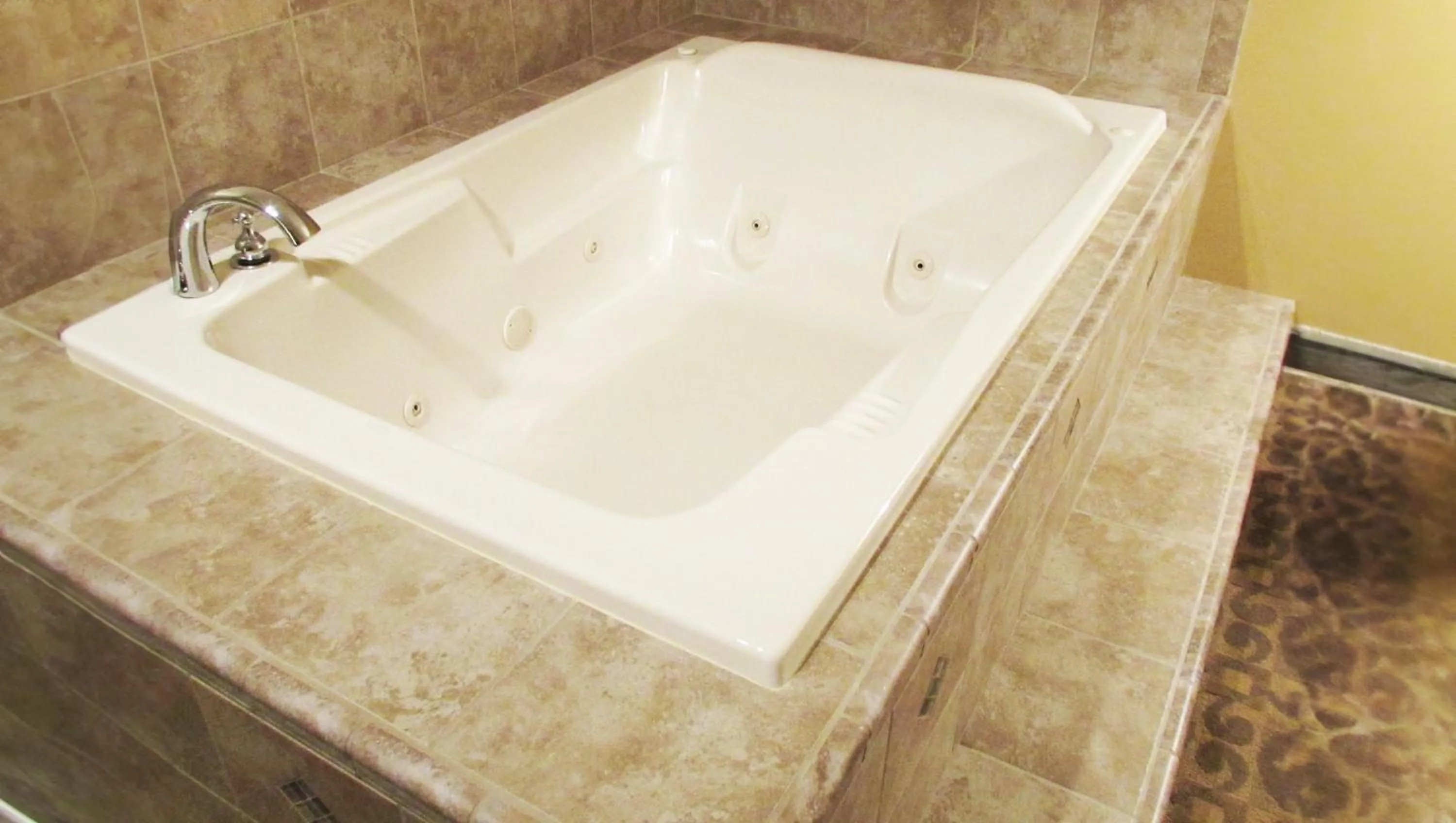 Spa and wellness centre/facilities in Magnuson Grand Pioneer Inn and Suites