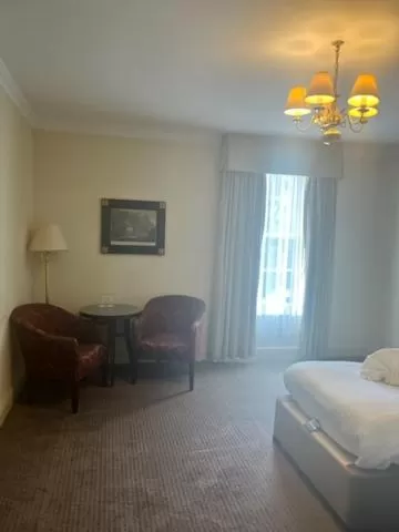 Seating area, Bed in Park House Hotel