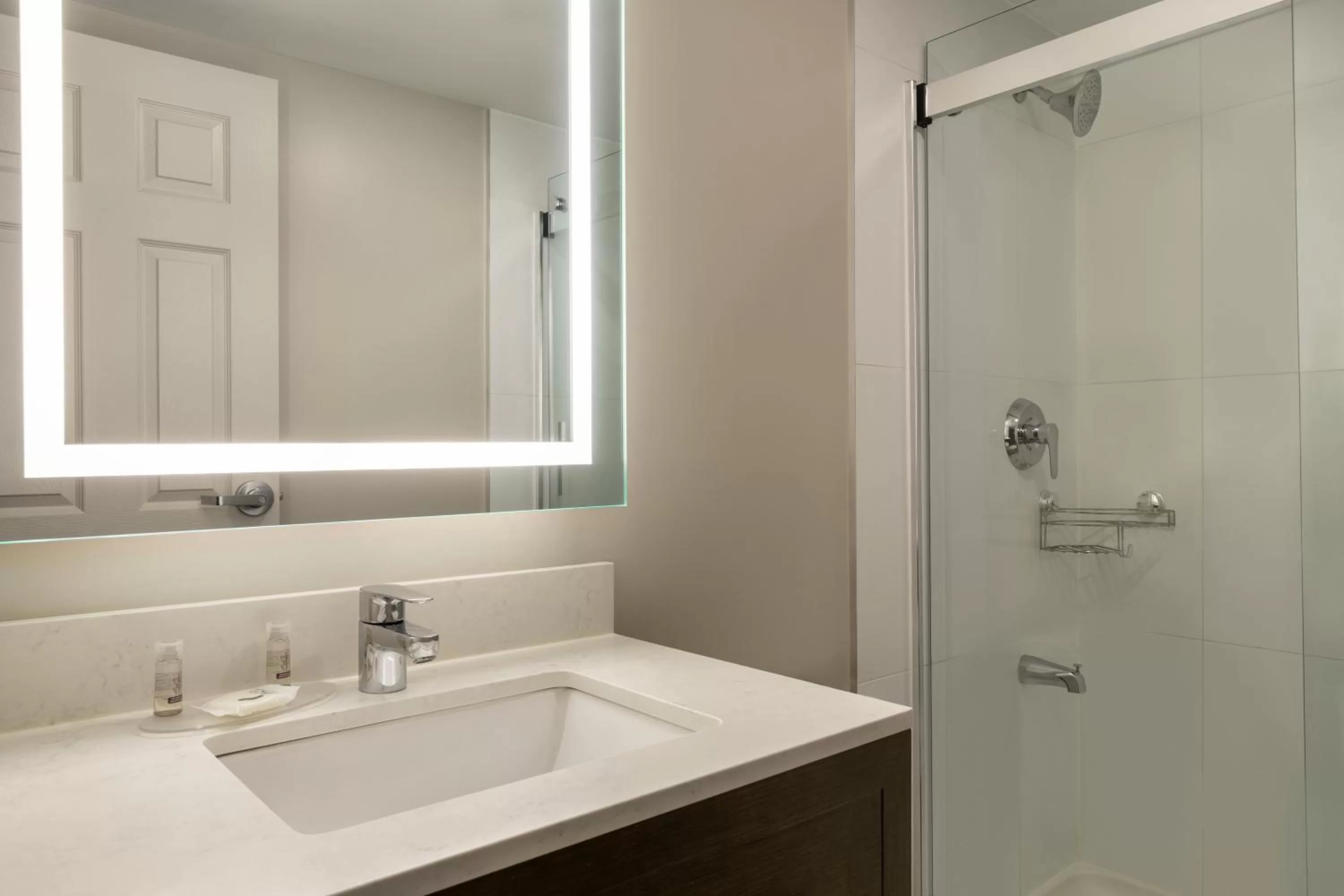 Bathroom in Days Inn by Wyndham Toronto West Mississauga