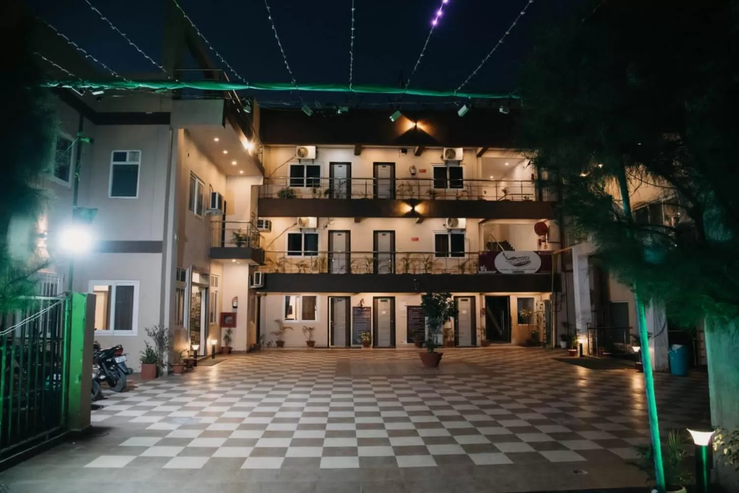 Facade/entrance in Maple Delite