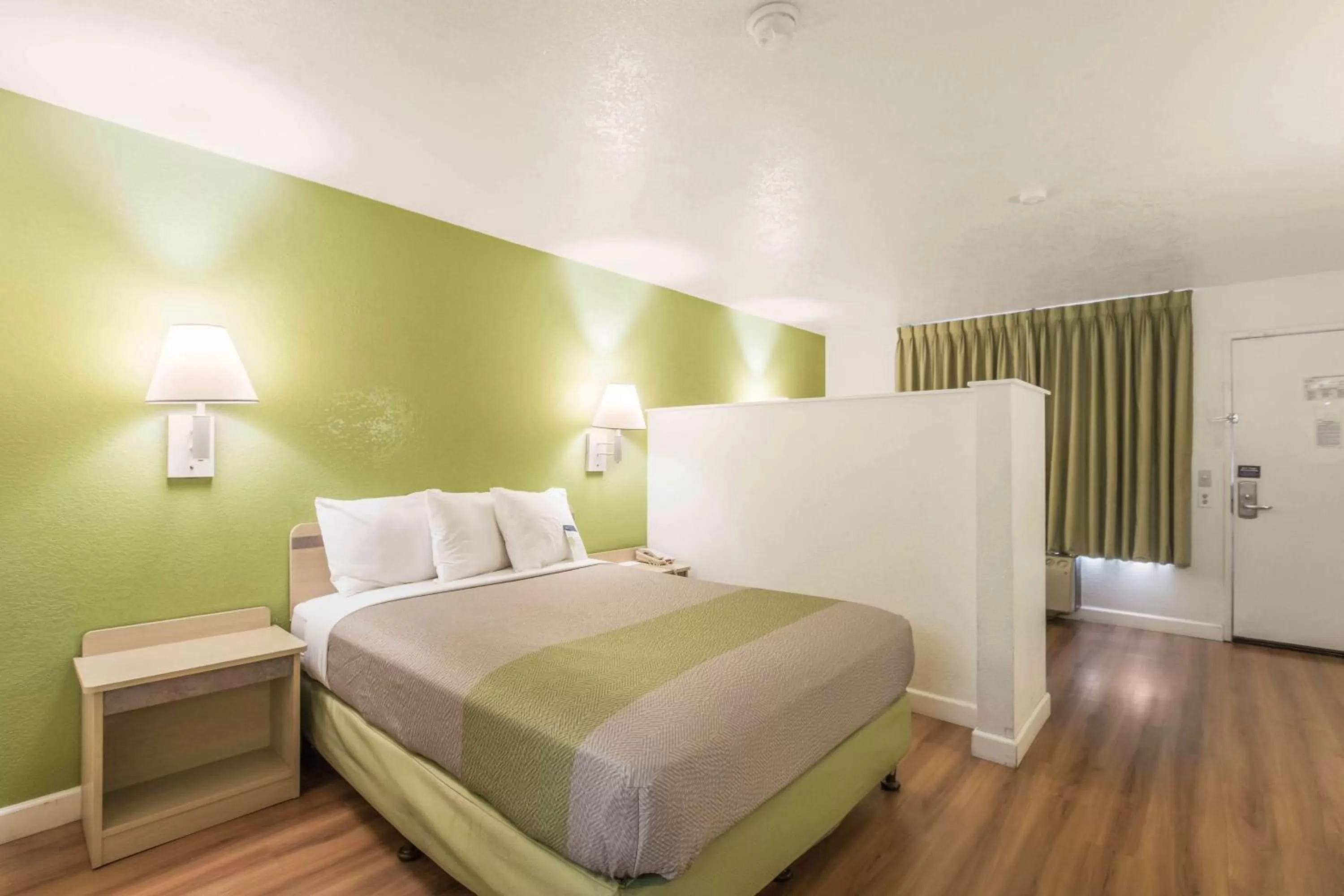 Bedroom, Bed in Motel 6 Hemet