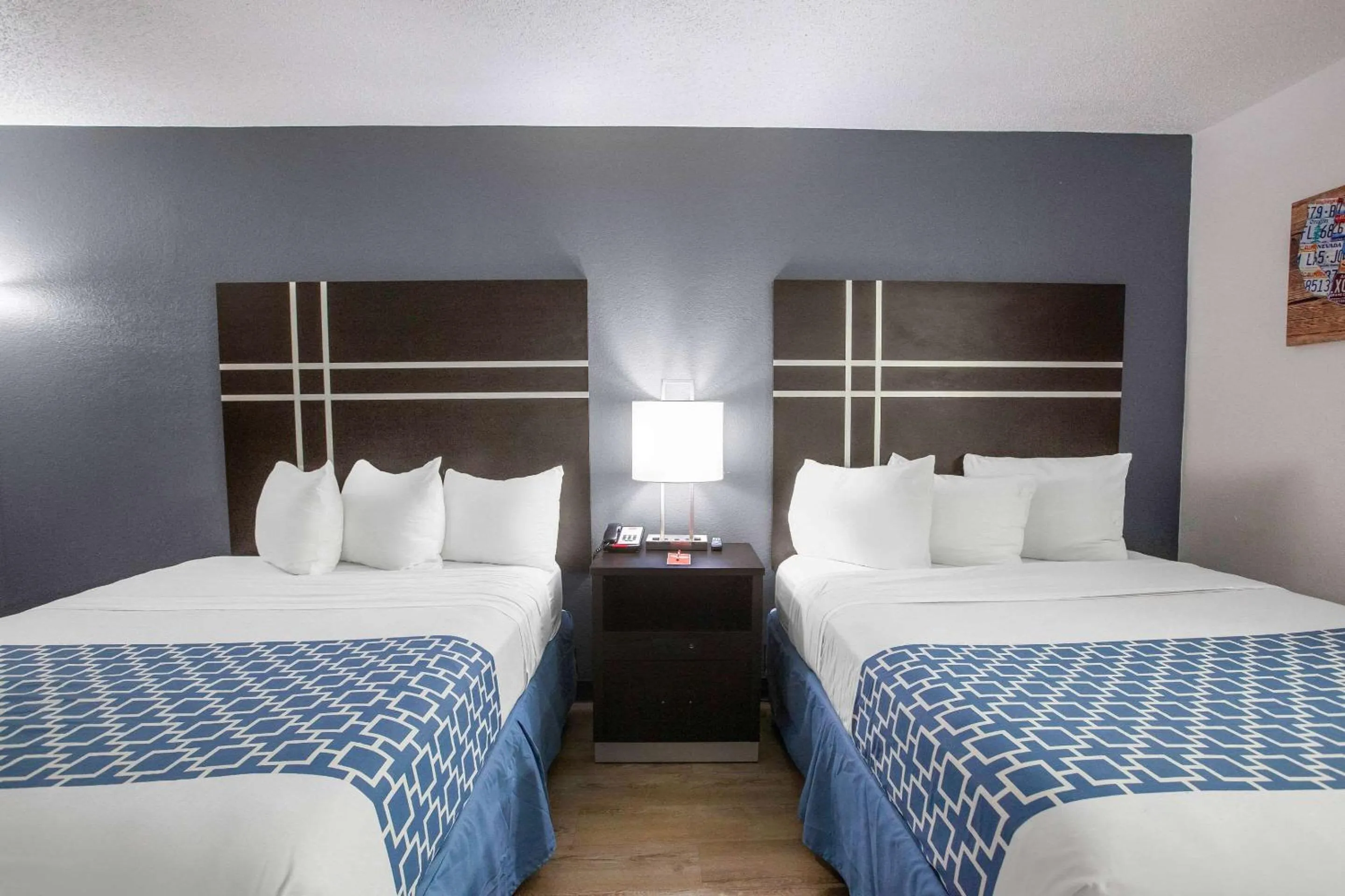 Photo of the whole room, Bed in Econo Lodge