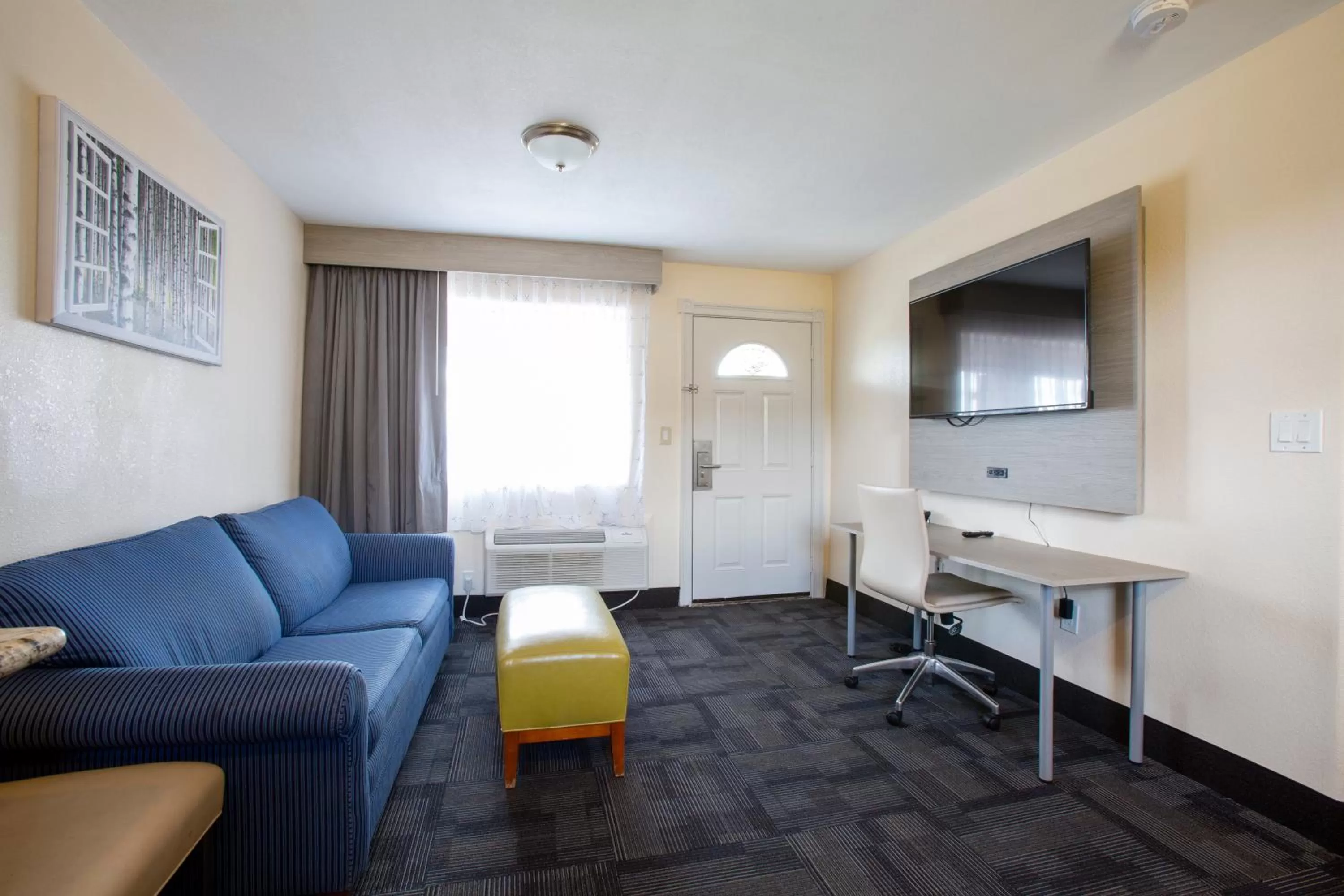 Living room in Hotel Aspen Flagstaff/ Grand Canyon InnSuites