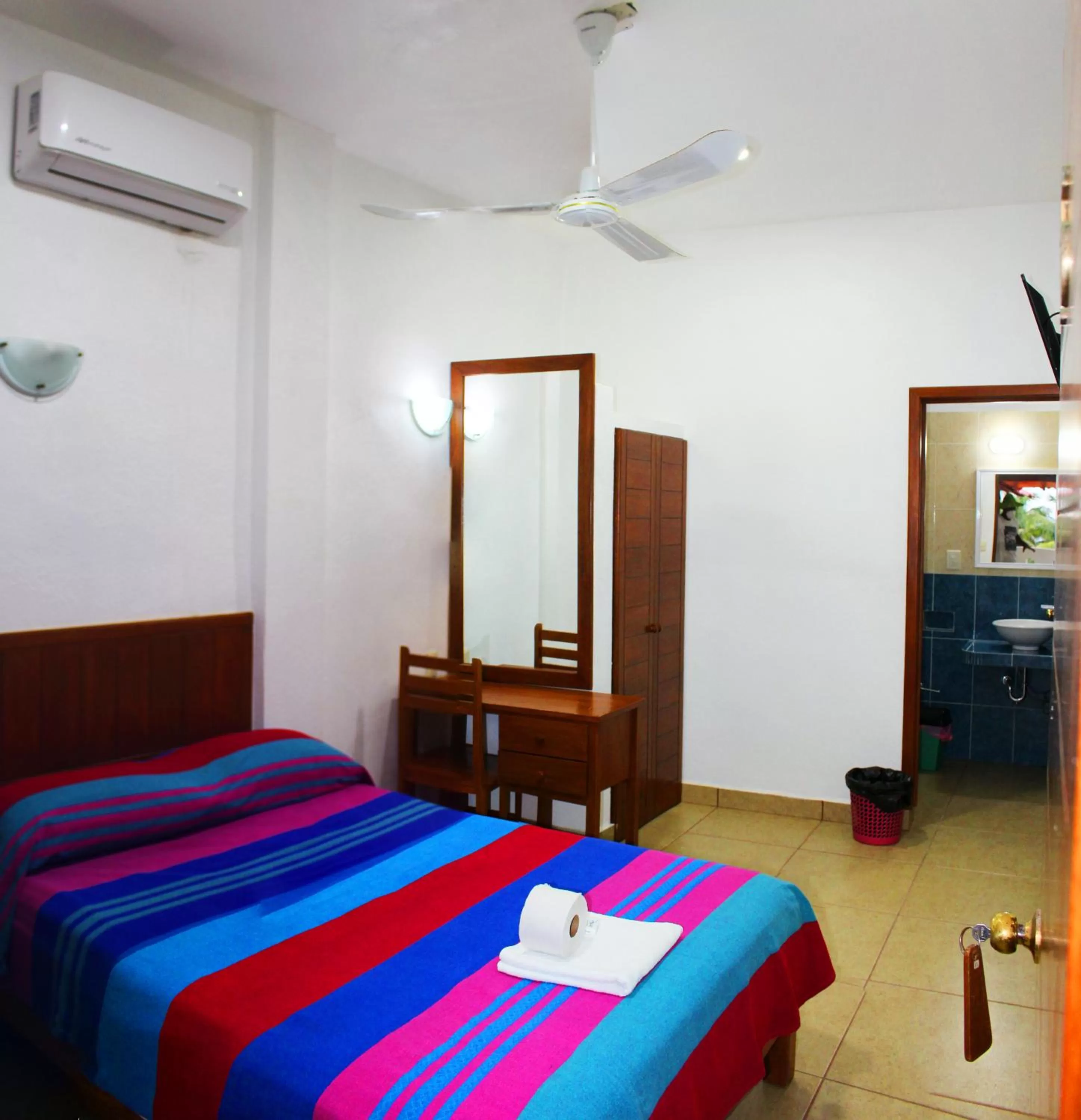 Toilet, Bed in Hotel VidaMar