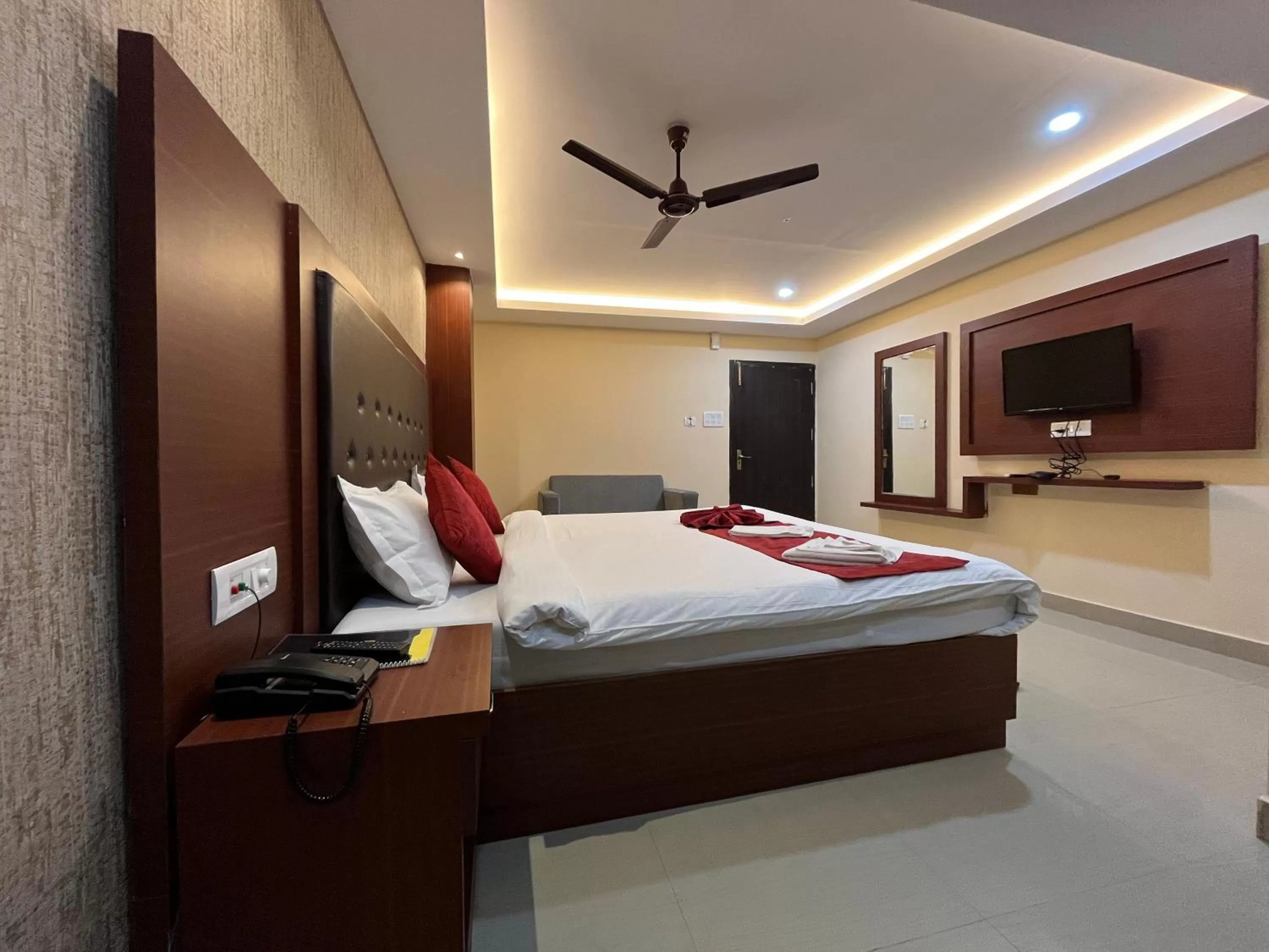 Communal lounge/ TV room, Bed in The Rhino