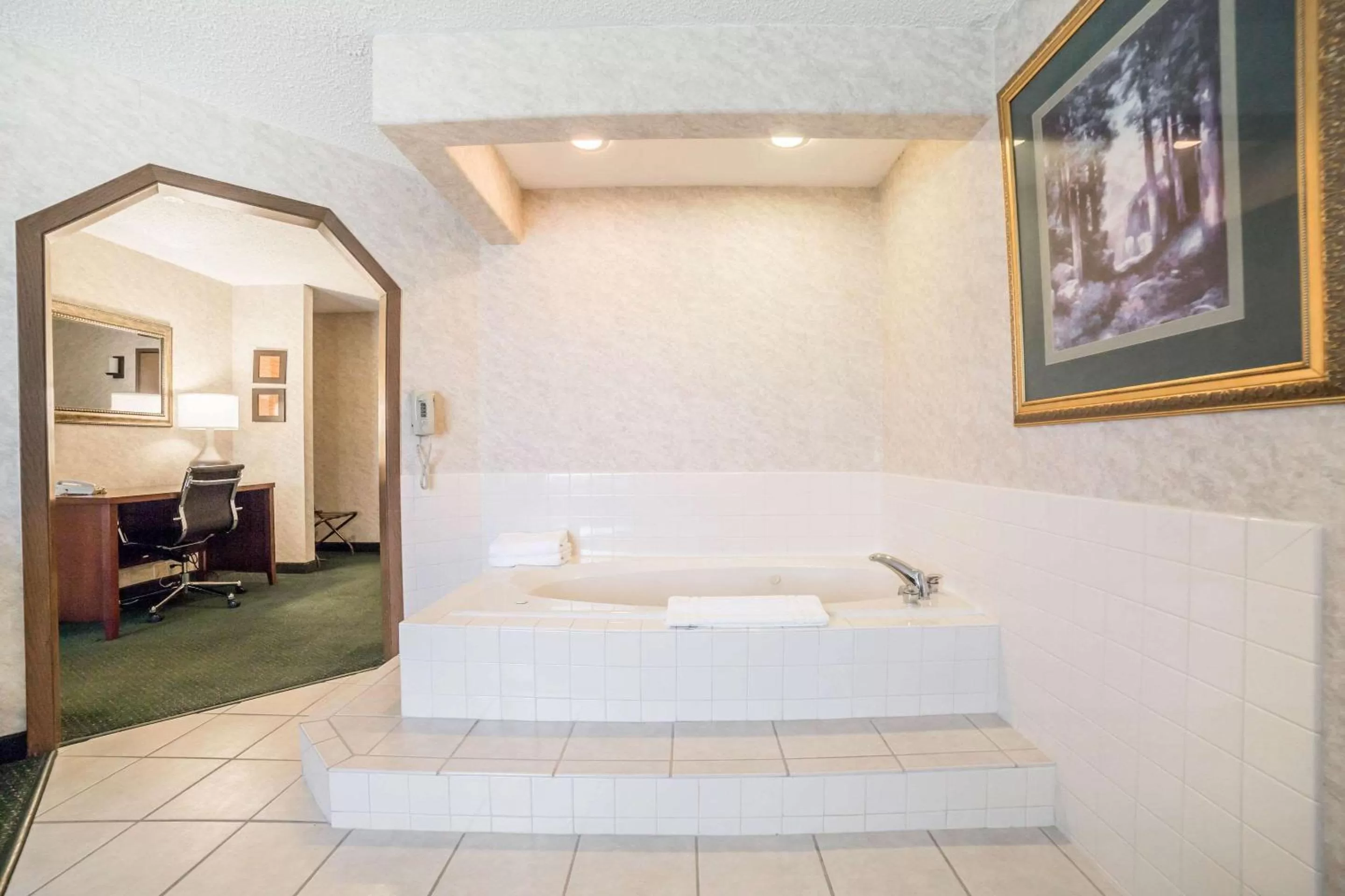 Photo of the whole room, Bed in Yellowstone River Inn & Suites