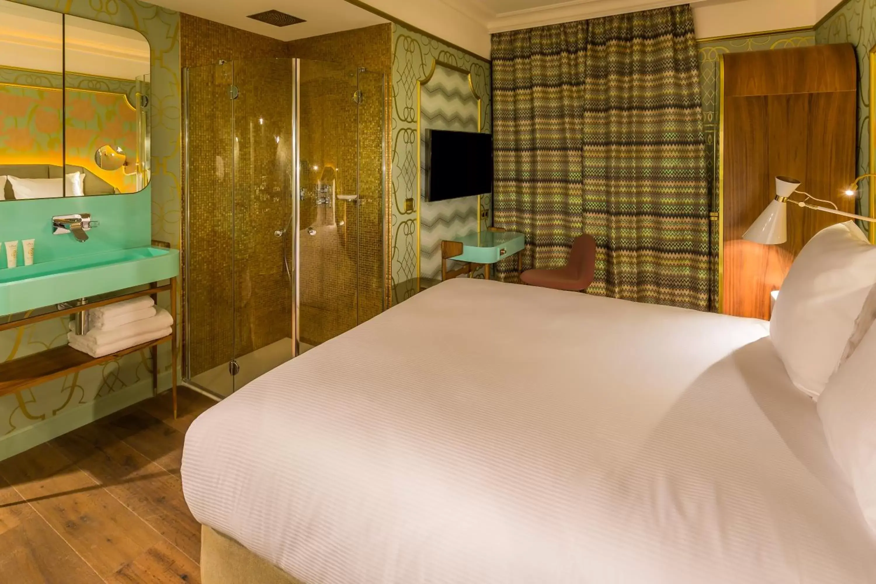 Two Connecting Rooms in Idol Hotel Two Connecting Rooms in Idol Hotel