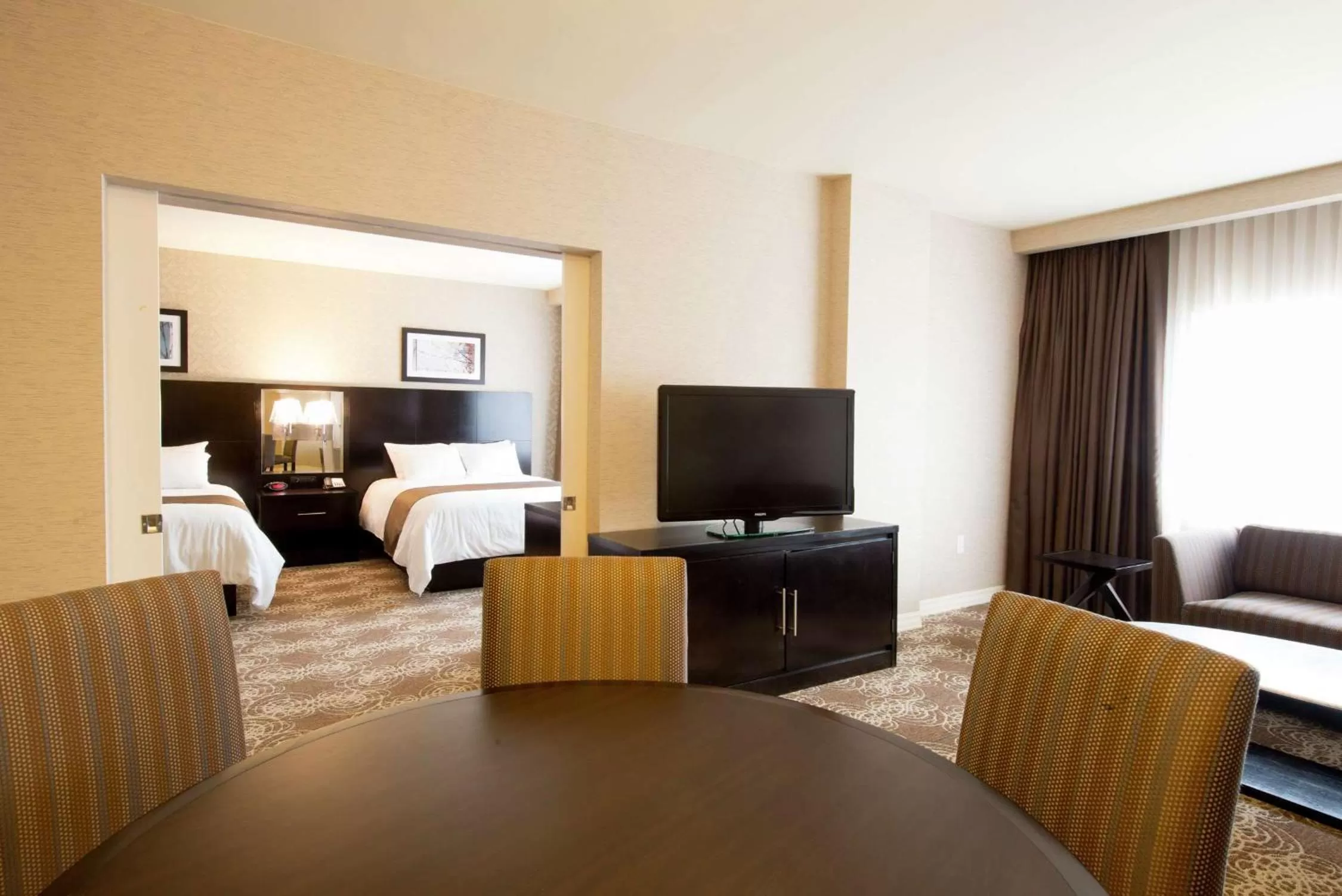 Living room, Bed in DoubleTree by Hilton Binghamton