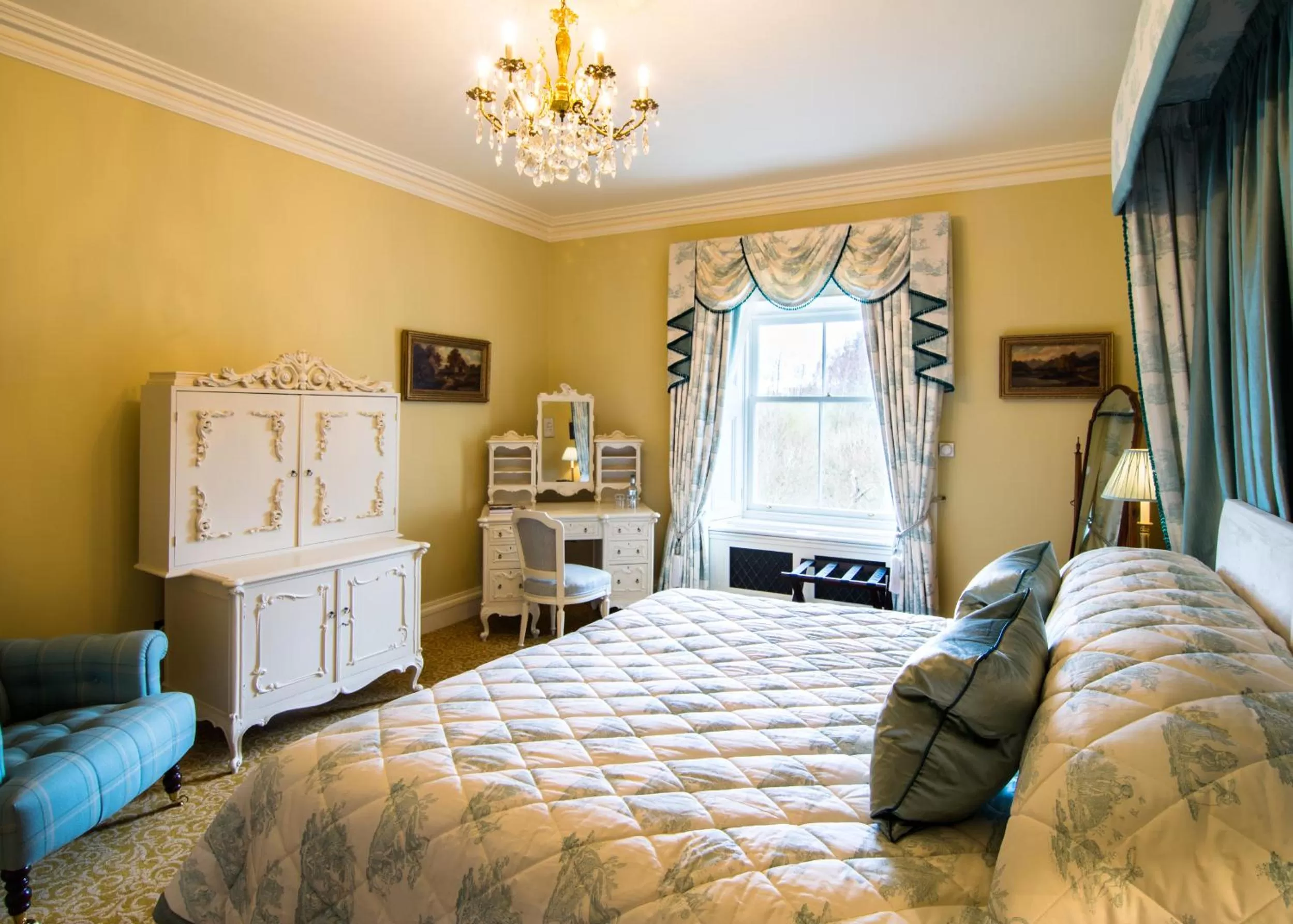 Bed in Crossbasket Castle, Hotel & Restaurant