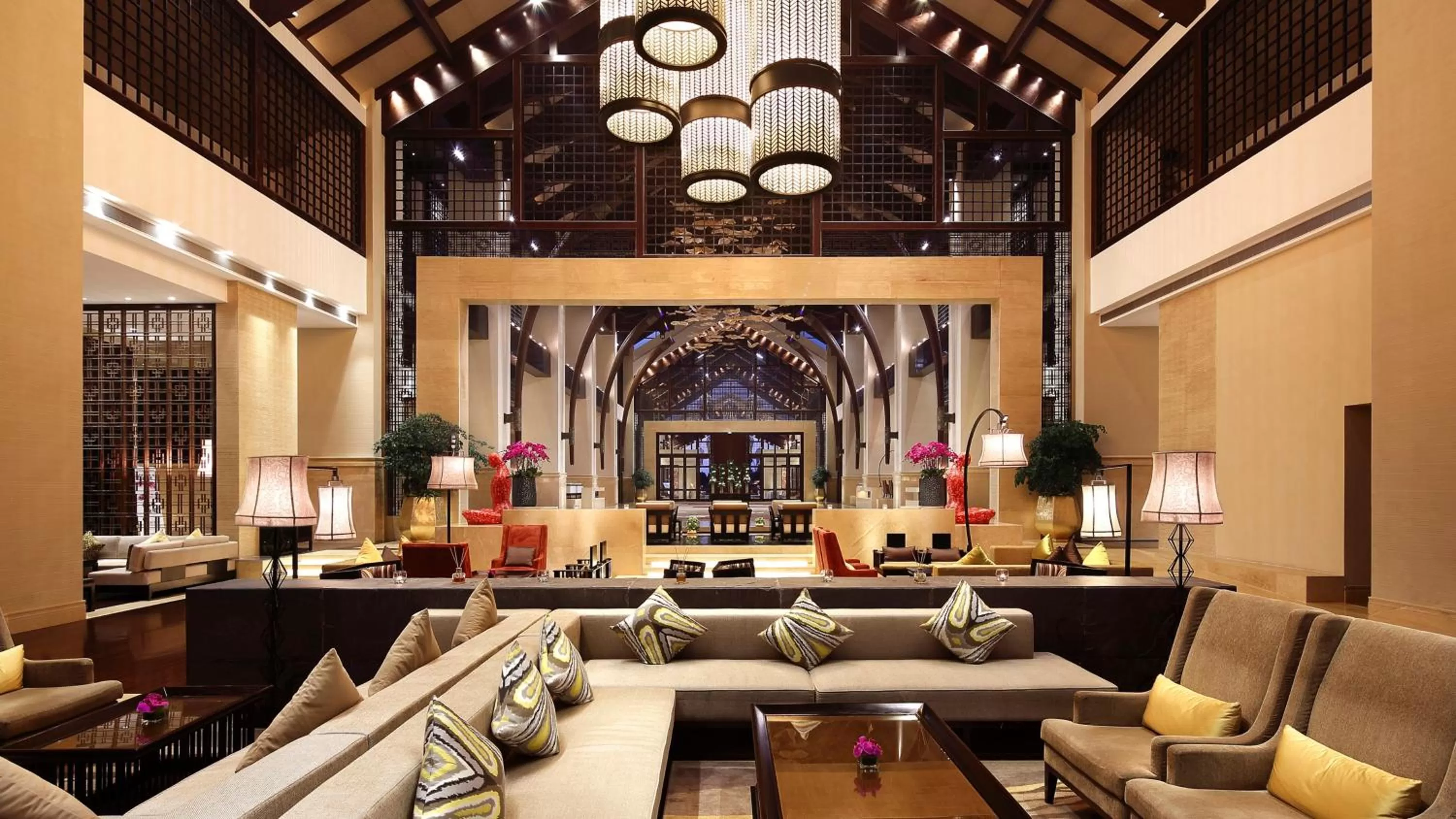 Lounge or bar in InterContinental Kunming by IHG
