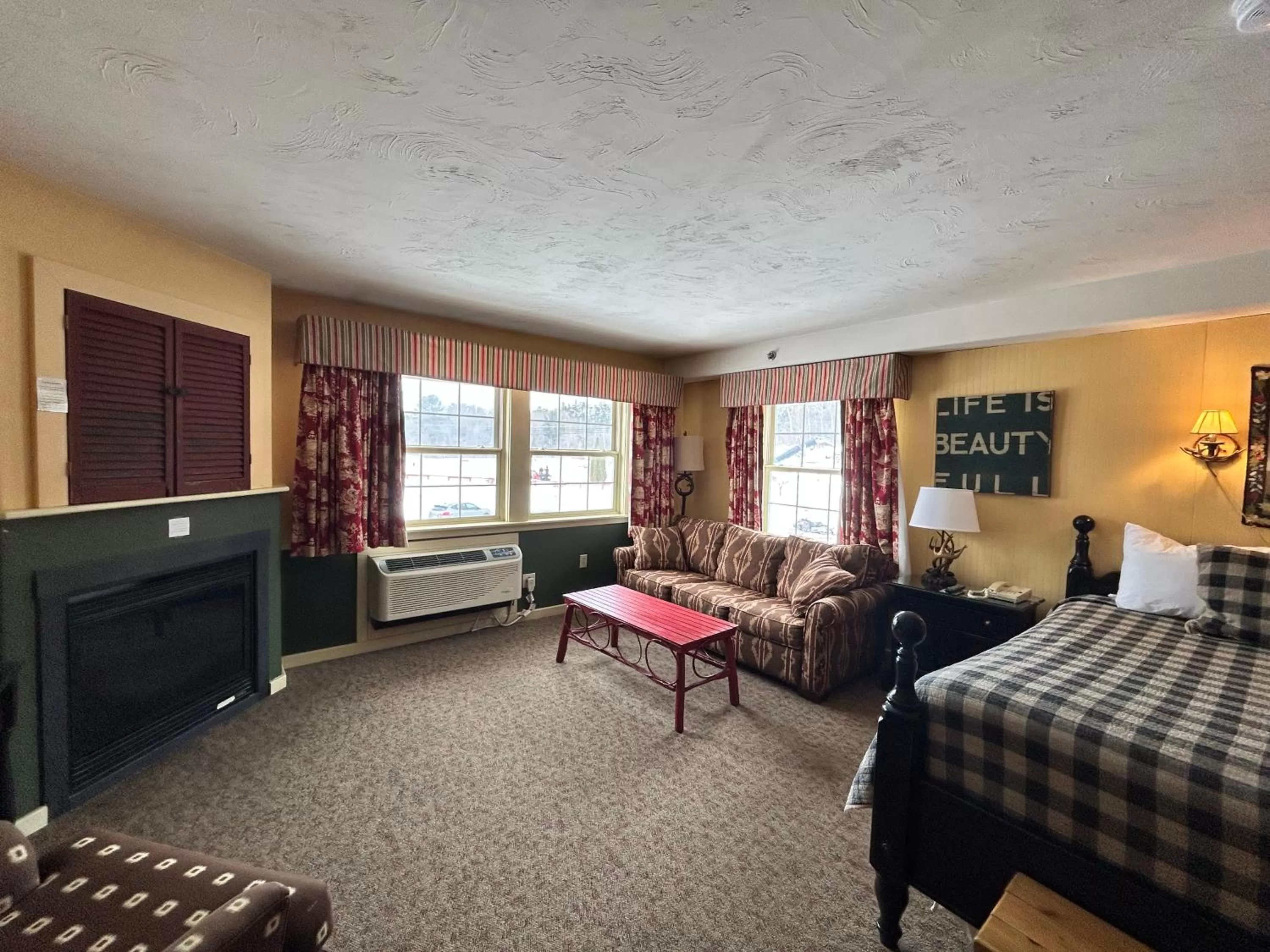 Photo of the whole room in The Common Man Inn, Spa & Lodge