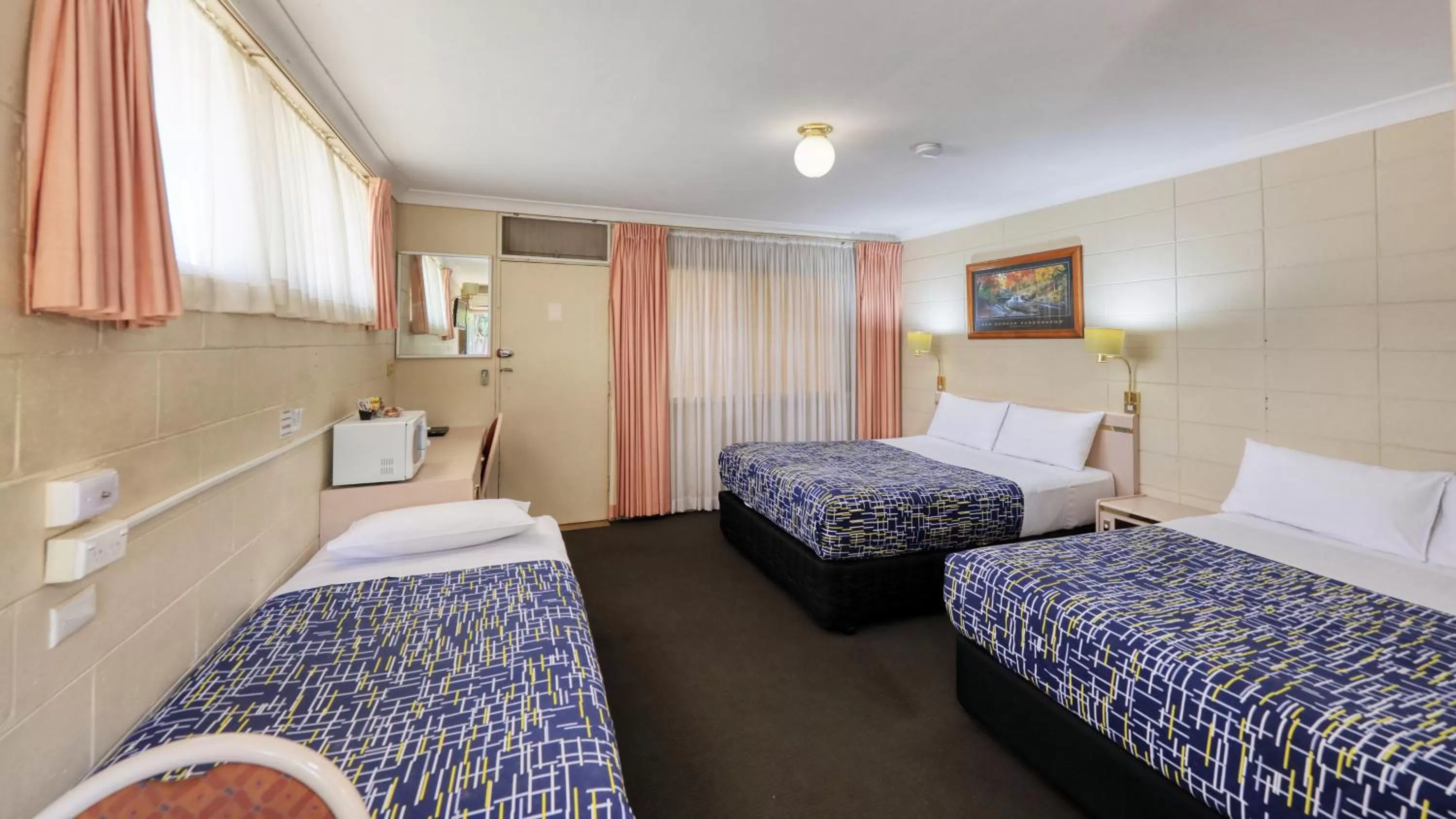 Bed in Cootamundra Gardens Motel
