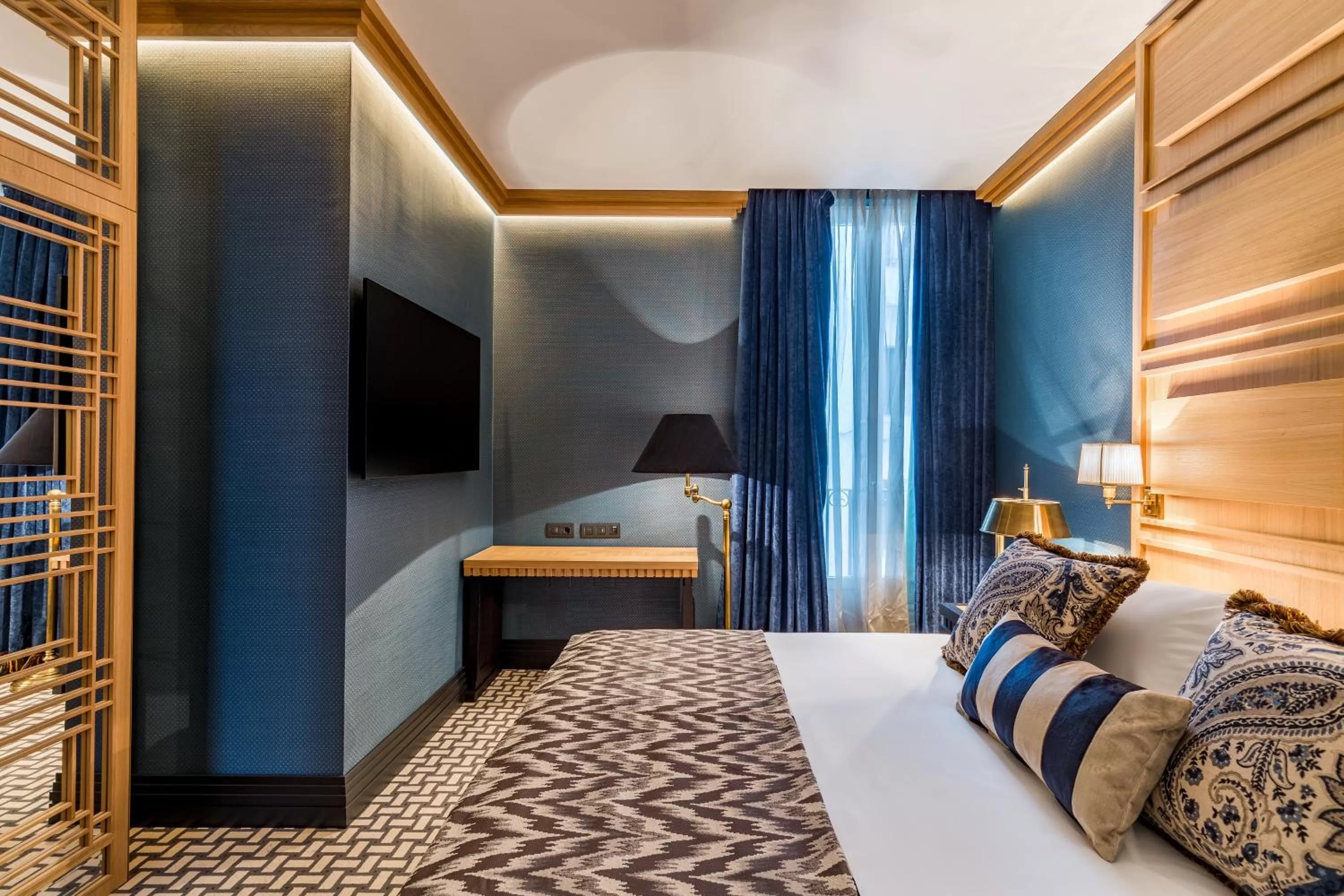 TV and multimedia, Bed in Room Mate Collection Alba, Madrid