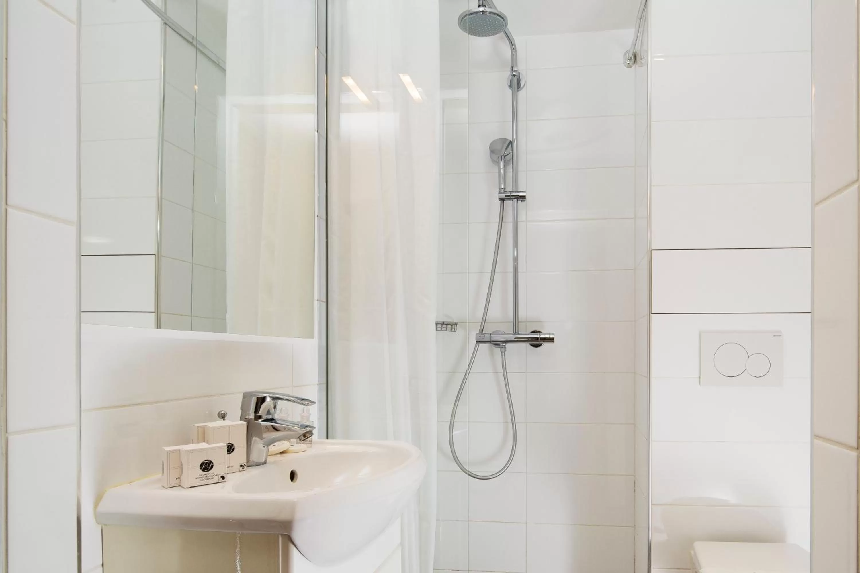 Bathroom in Lion d'Or Paris Hotel