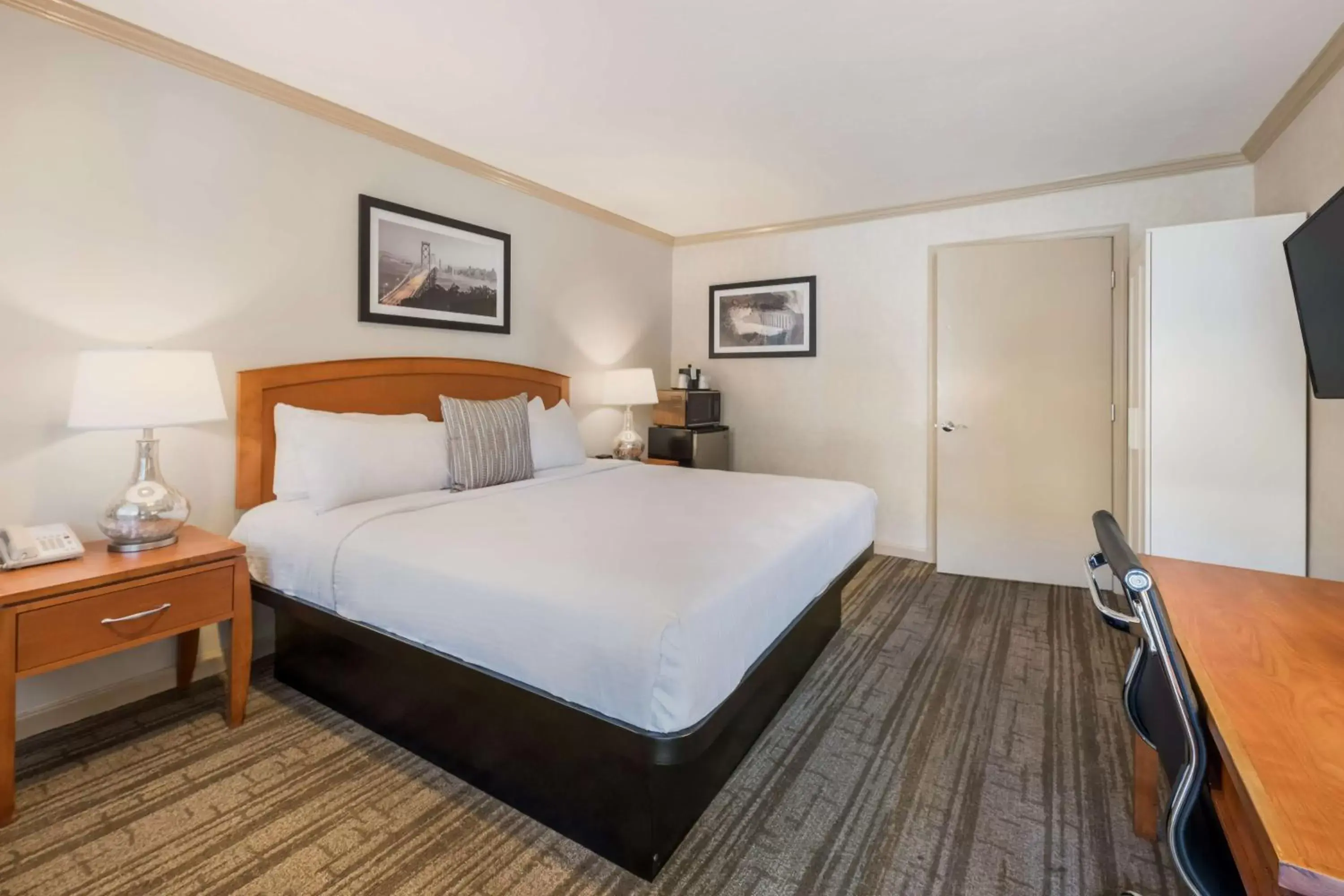 King Room with Roll-in Shower - Disability Access/Non-Smoking in SureStay Plus Hotel by Best Western Mountain View King Room with Roll-in Shower - Disability Access/Non-Smoking in SureStay Plus Hotel by Best Western Mountain View