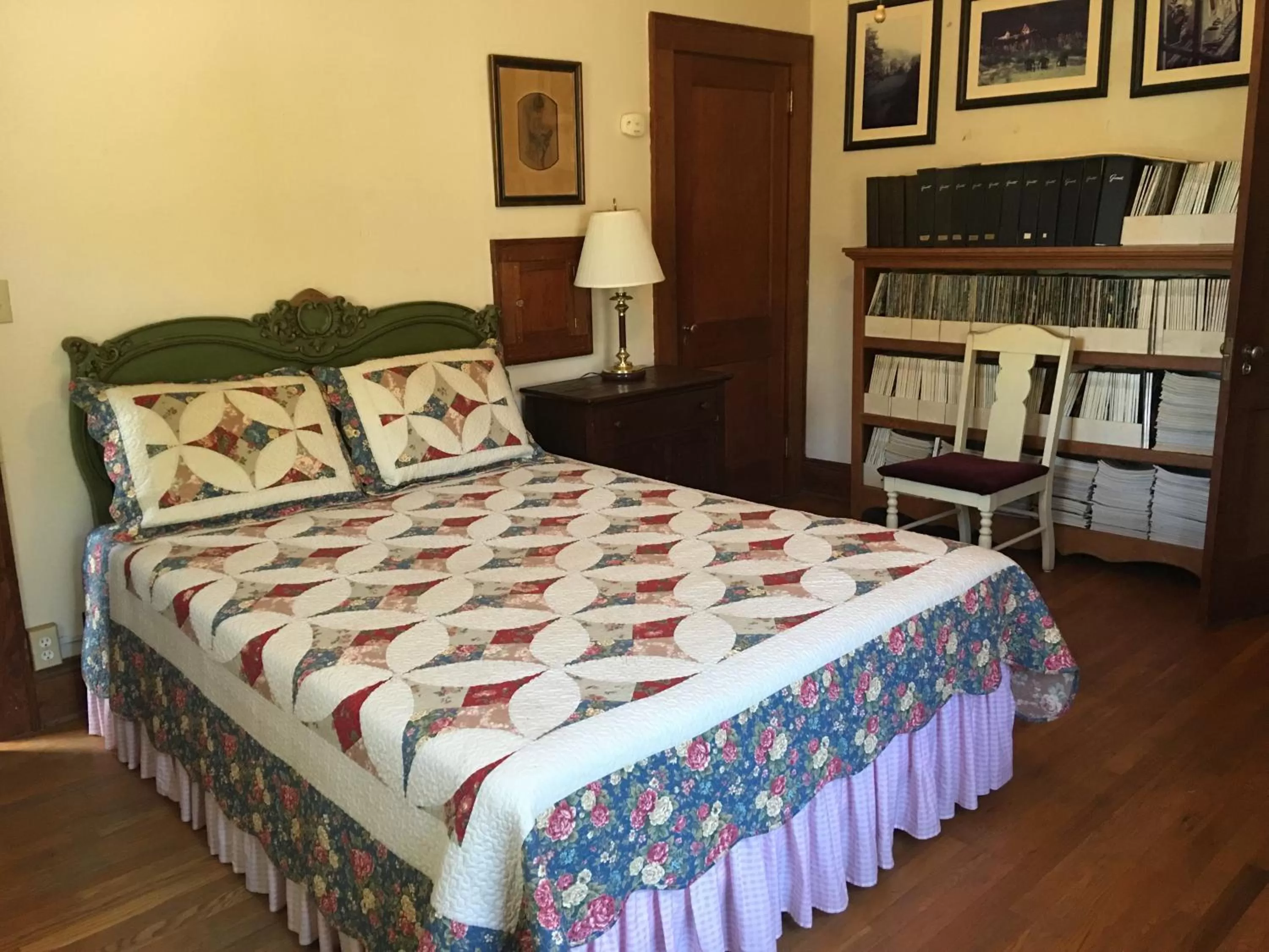 Bed in River House Inn