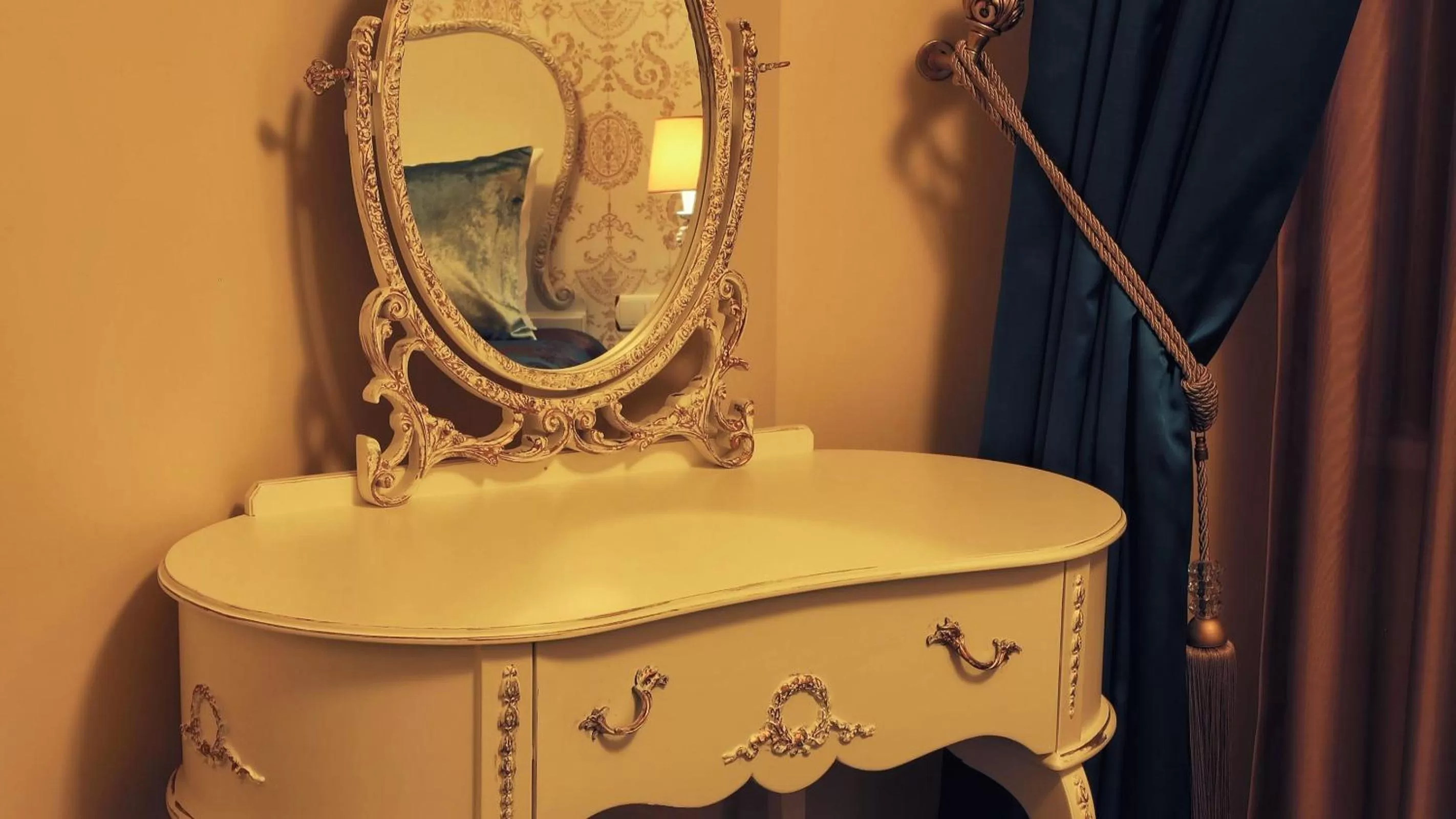 Bedroom, Bathroom in Port Hotel