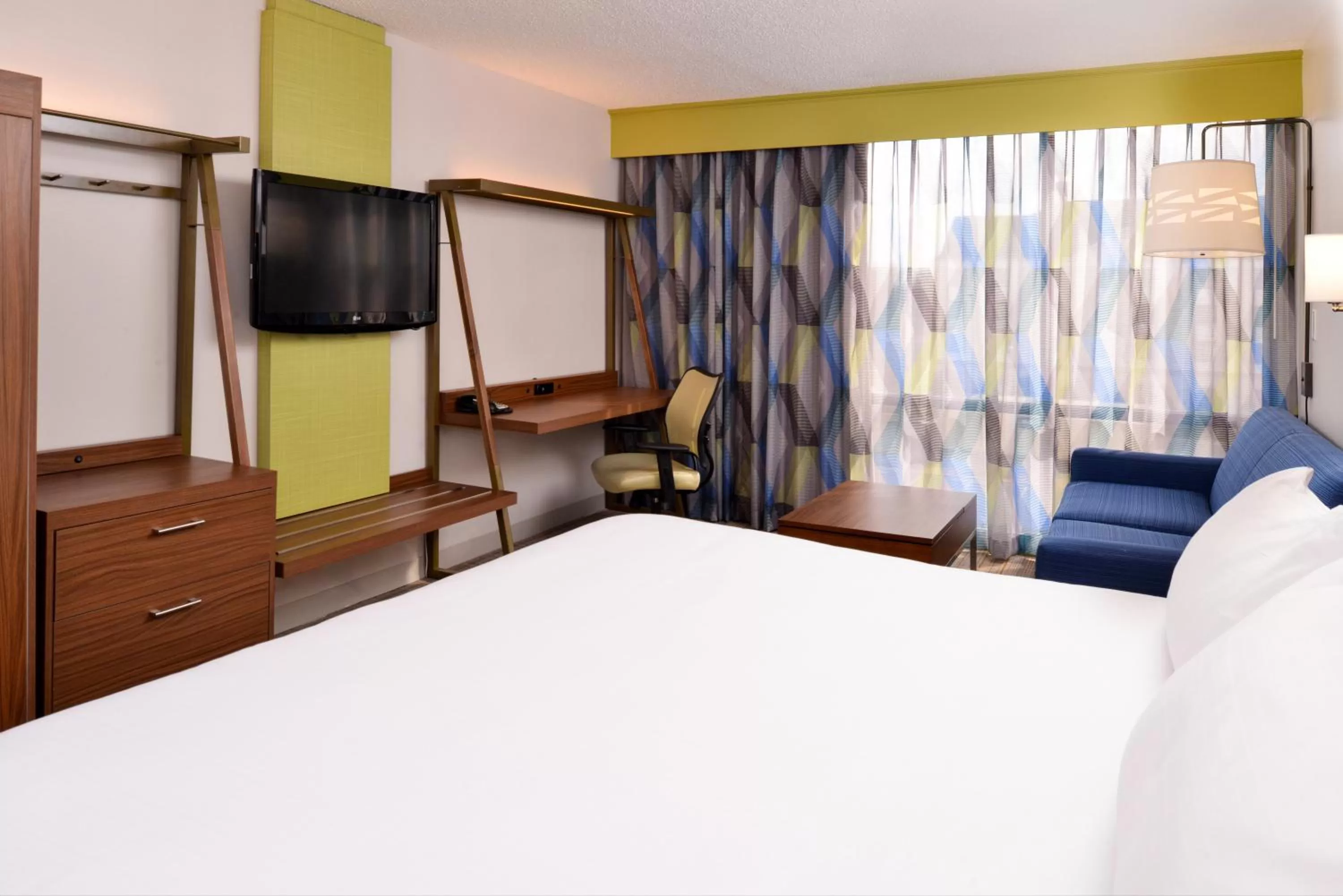 Photo of the whole room, Bed in Holiday Inn Express & Suites Springfield by IHG