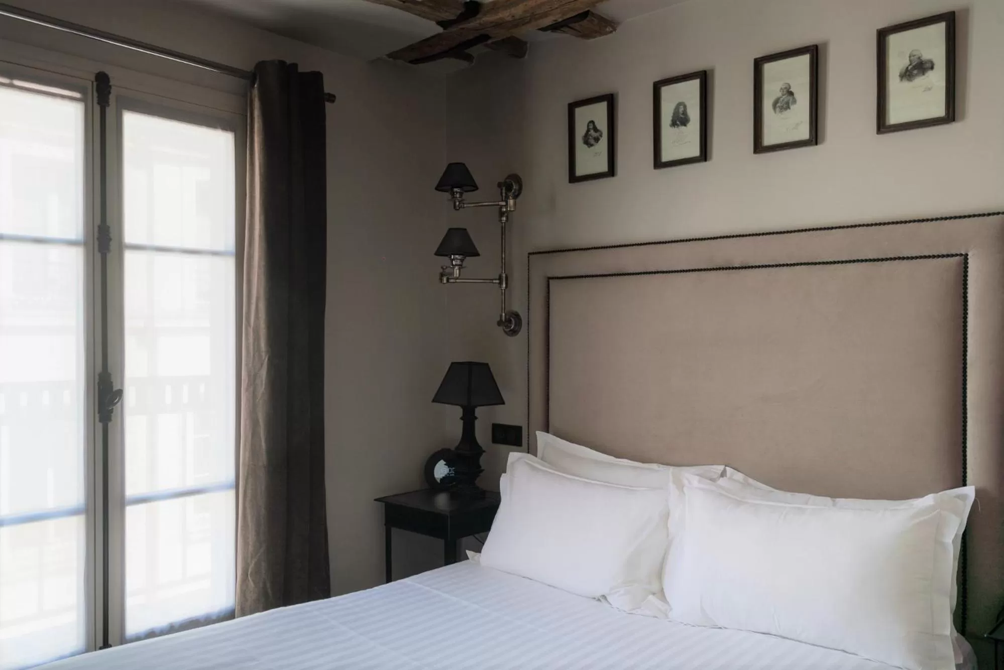 Bed in Hotel Saint-Louis en L'Isle - Notre-Dame