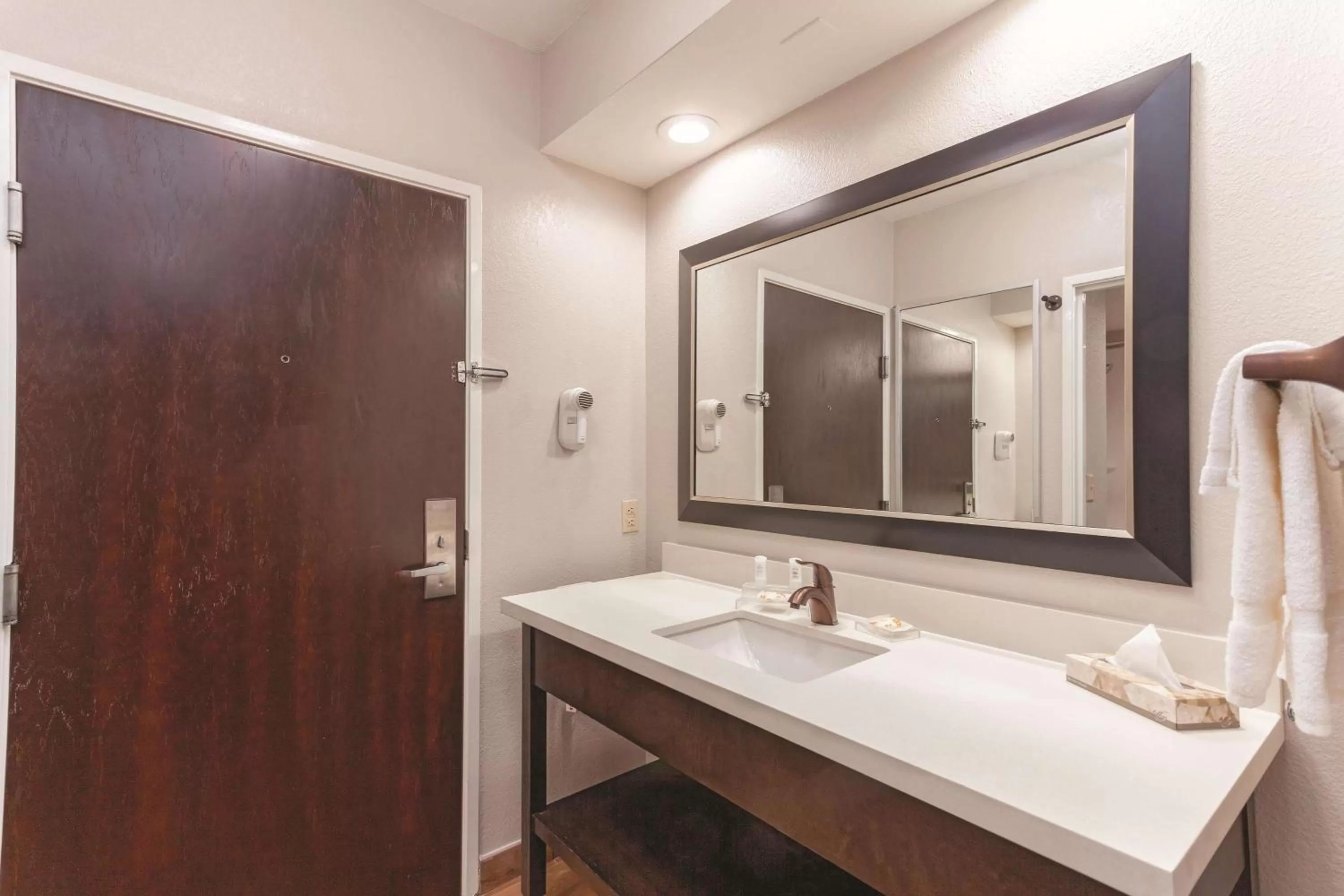 Photo of the whole room in La Quinta by Wyndham Knoxville North I-75