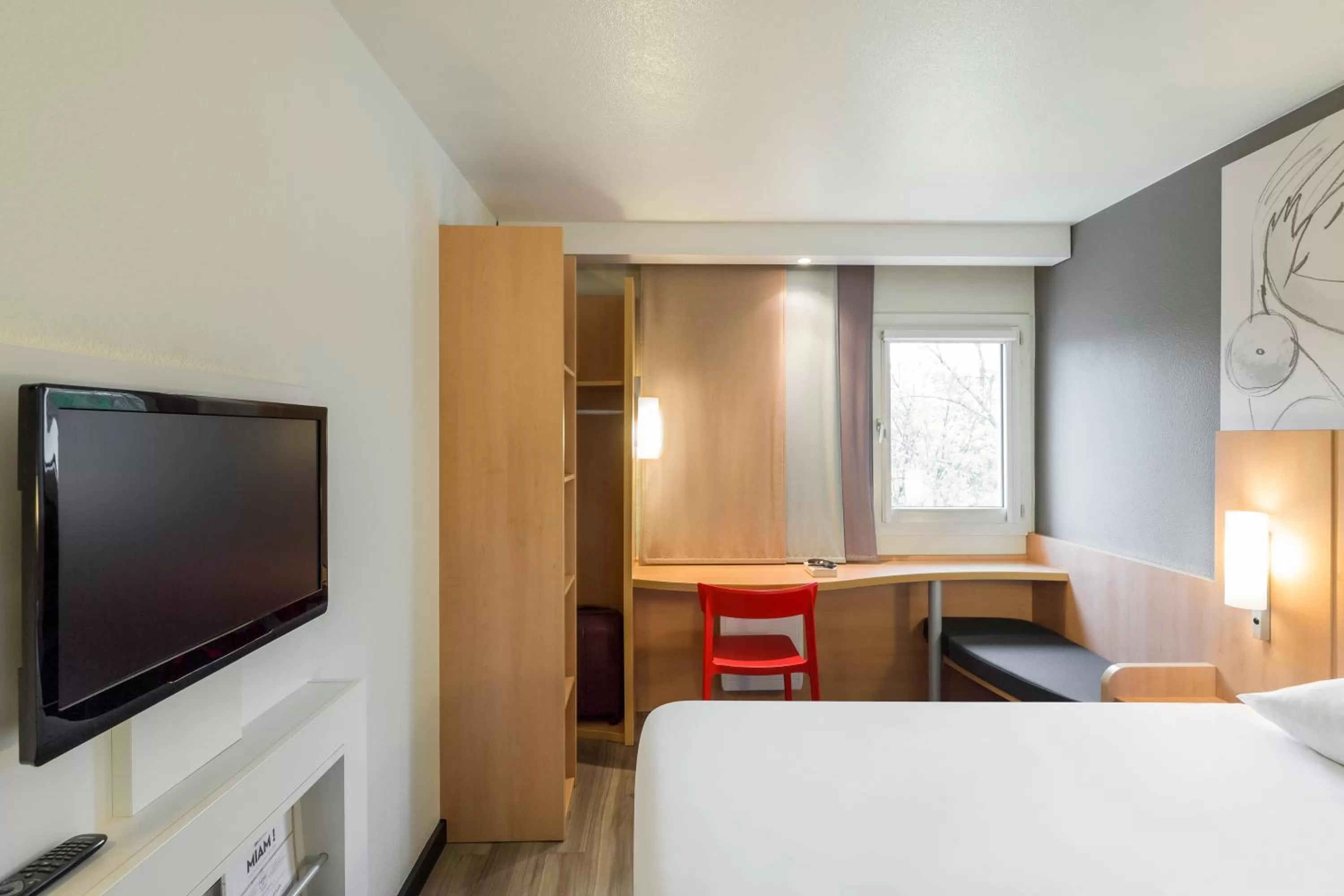 TV and multimedia, Bed in ibis Paris Meudon Velizy