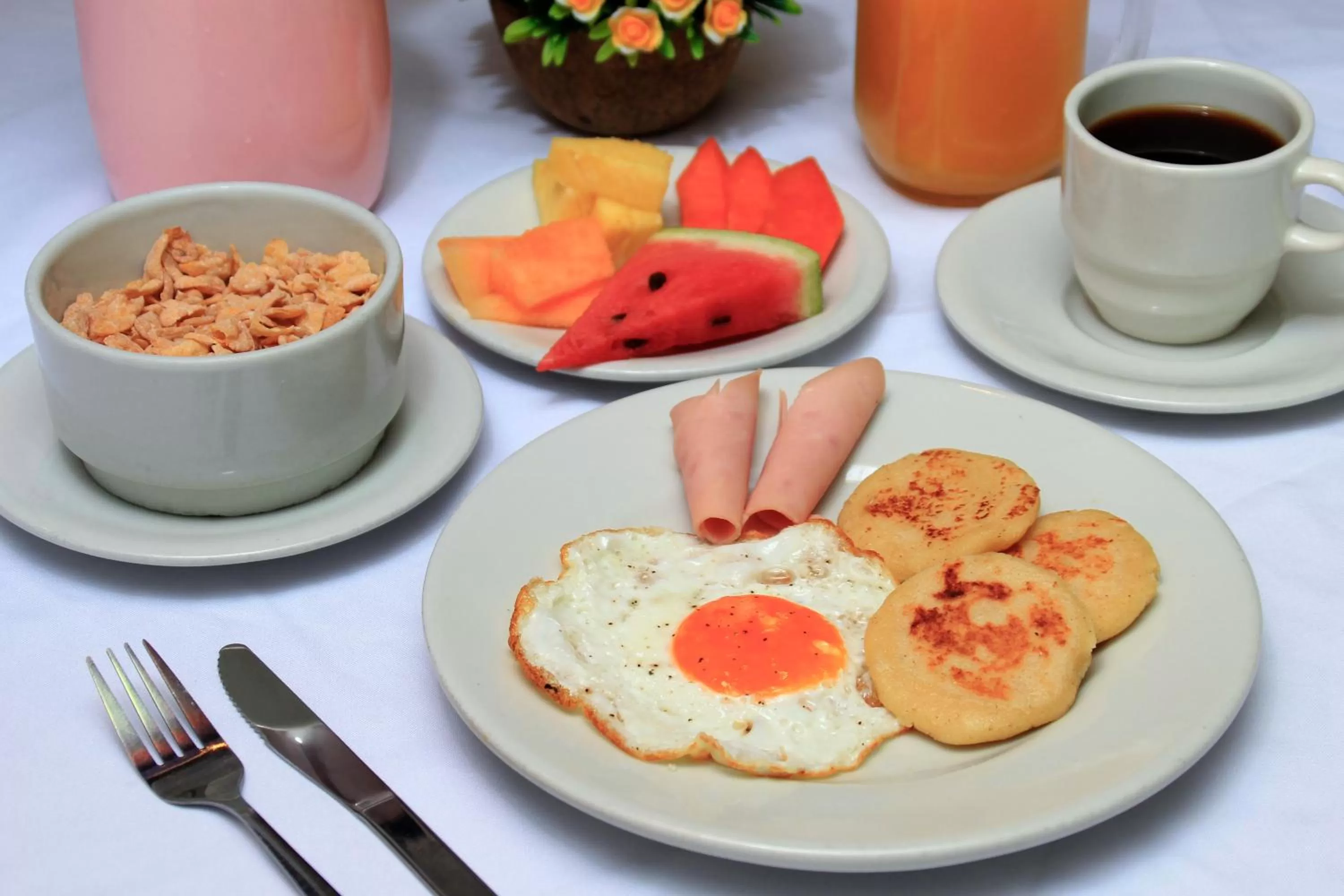 Food and drinks in Hotel Abi Inn By GEH Suites