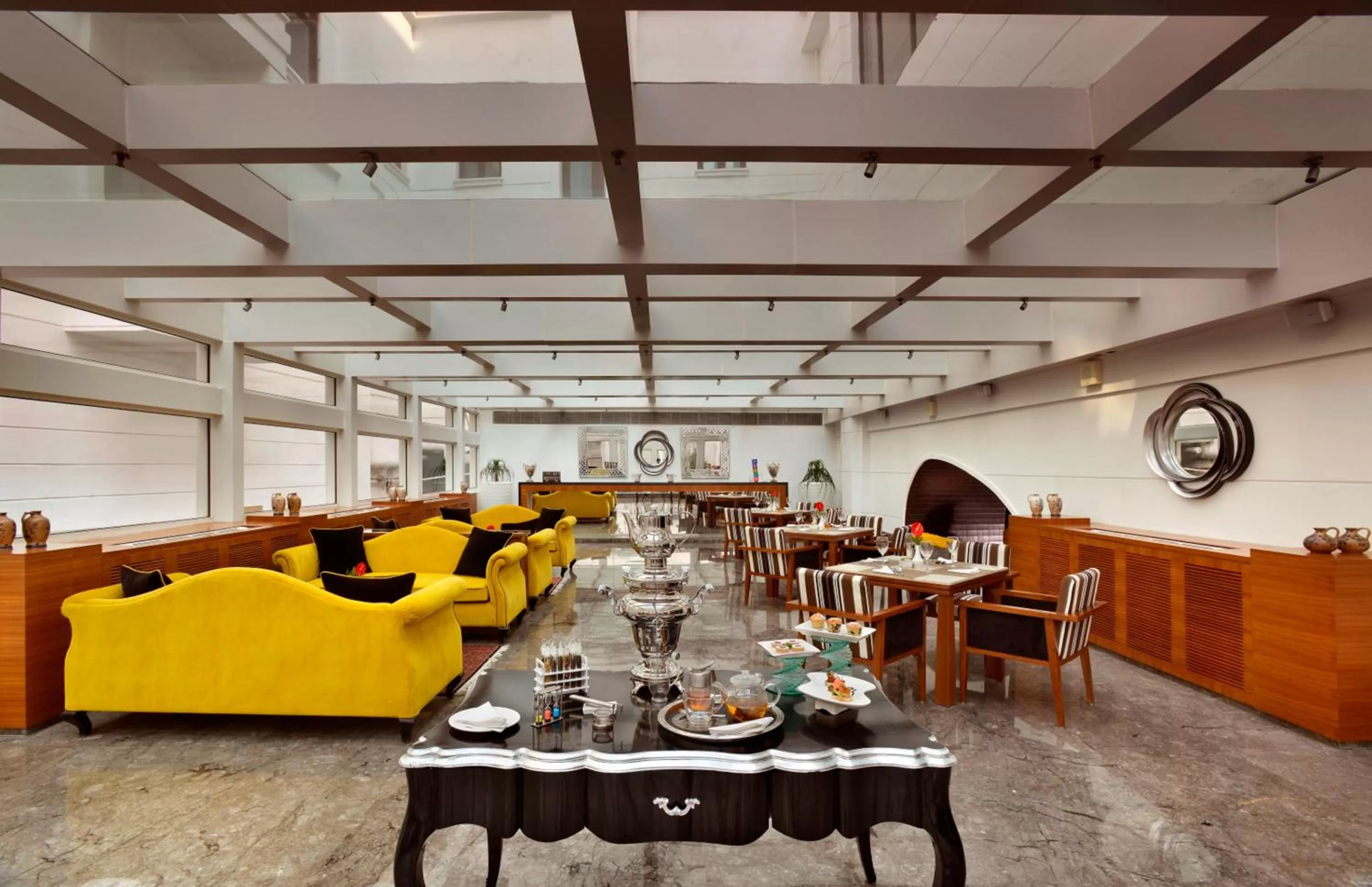 Lounge or bar in The Lalit Great Eastern Kolkata