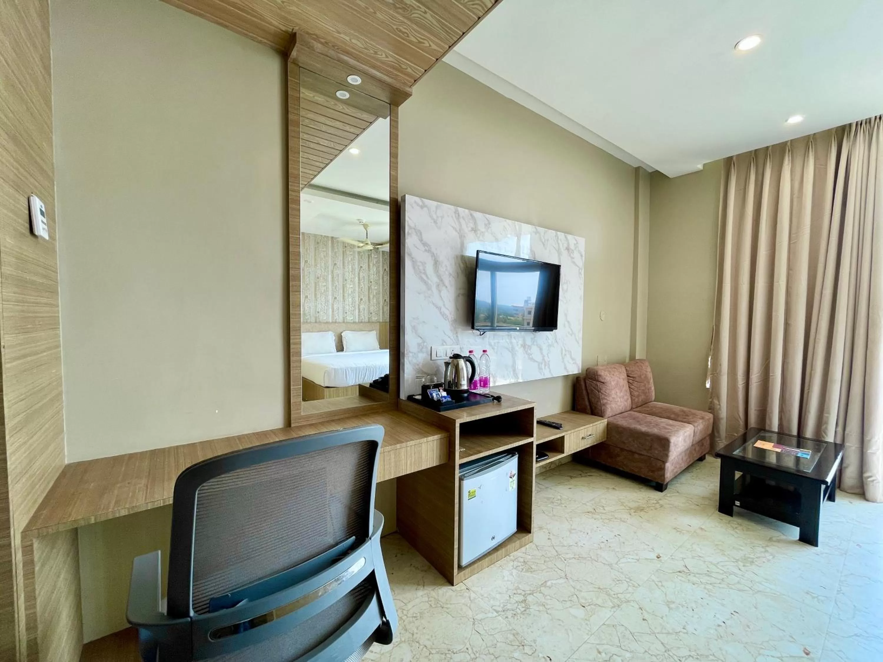 TV and multimedia, TV/Entertainment Center in Hotel TBS sea view ! Puri