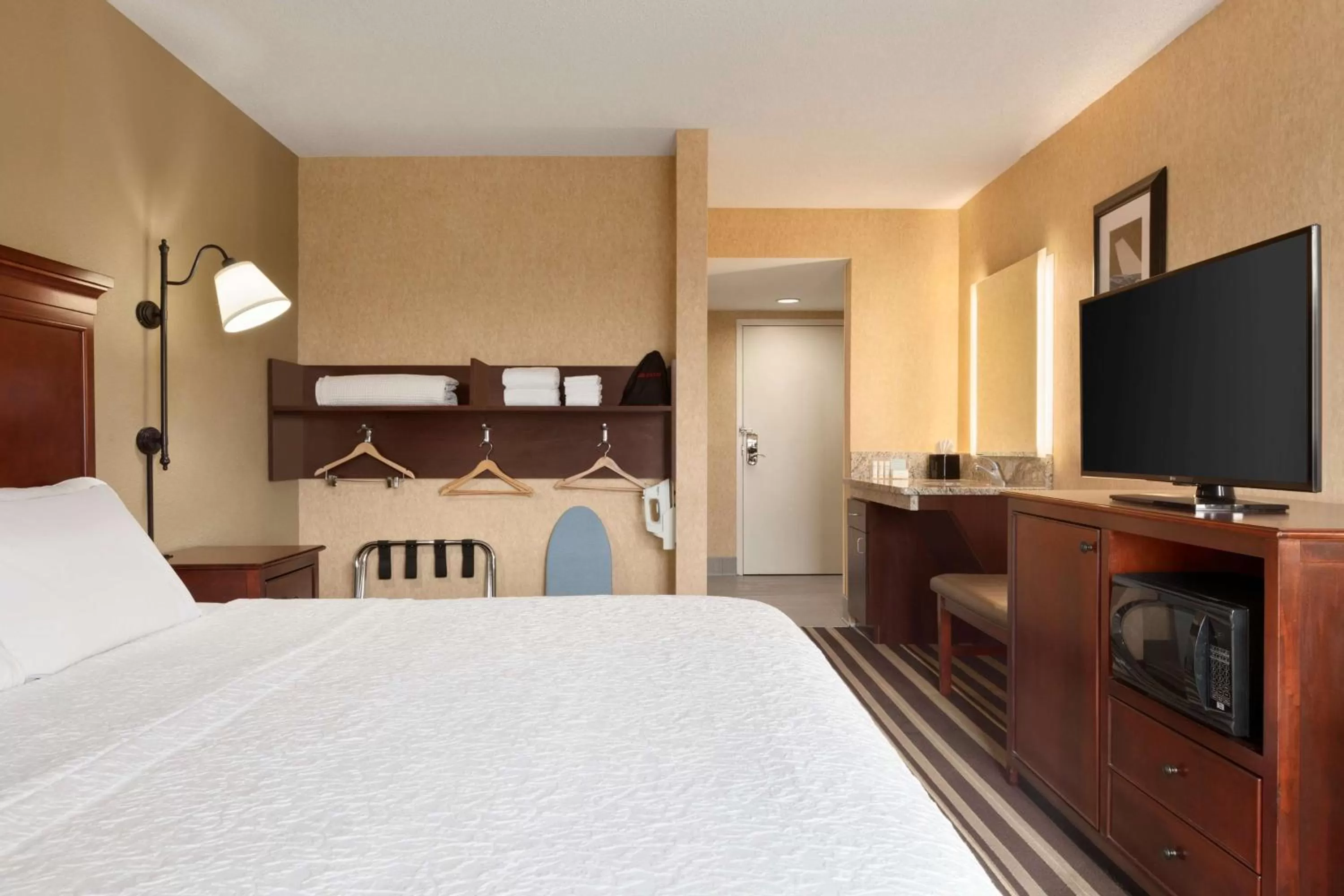 Bed in Hampton Inn Washington-Dulles International Airport South